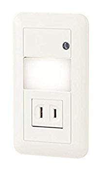 【商品名】パナソニック(Panasonic) LEDフットライト(電球色)コンセント付 LBJ70076【メーカー名】パナソニック(Panasonic)【メーカー型番】LBJ70076【ブランド名】パナソニック(Panasonic)【商品説明】パナソニック(Panasonic) LEDフットライト(電球色)コンセント付 LBJ70076●電球色:2700K●Ra85●消費電力:0.7W●入力電流:0.011A●LED交換不可●LED内蔵●電源ユニット内蔵●ホワイト仕上●光源寿命:40,000時間(光束維持率70%)●明るさセンサ付●コンセント付(1500Wまで)当店では初期不良に限り、商品到着から7日間は返品を 受付けております。・通常3日〜5日でお届けできます。万が一、品切れの場合は2週間程度でお届け致します。ご注文からお届けまで1、ご注文⇒ご注文は24時間受け付けております。2、注文確認⇒ご注文後、当店から注文確認メールを送信します。3、在庫確認⇒国内在庫：3〜5日程度でお届け。　海外在庫：2週間程度でお届け。　※在庫切れの場合はご連絡させて頂きます。4、入金確認⇒前払い決済をご選択の場合、ご入金確認後、配送手配を致します。5、出荷⇒配送準備が整い次第、出荷致します。配送業者、追跡番号等の詳細をメール送信致します。6、到着⇒出荷後、1〜3日後に商品が到着します。　※離島、北海道、九州、沖縄は遅れる場合がございます。予めご了承下さい。ご来店ありがとうございます。