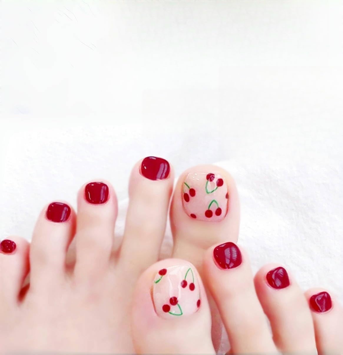 【送料無料】ジェルネイルシール 足用 24枚入 マニキュア膜付 長持ち無臭 防水 安全 貼るジェルネイル 貼って固めるグラデーション オフィスネイル キラキラ 可愛い シンプル 女性 プレゼント ツール付き さまざまな爪のサイズに適しています 色：H054