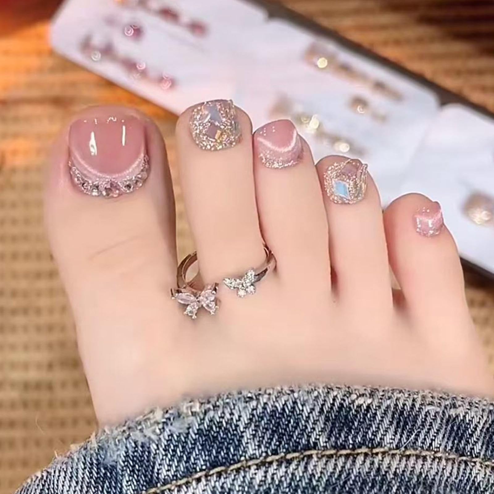 【送料無料】ネイルチップ 足 ネイルシール つけ爪 24枚入 可愛いチップ ジェルネイル ネイルシール 蝶々 花 キャッツアイ デザインつけ爪 繰り返し使える 韓国 人気 ネイル用品簡単に貼る 夏にキラキラ 結婚式 成人式 足用ネイル 両面テープ48枚付き 色：ラインストーン