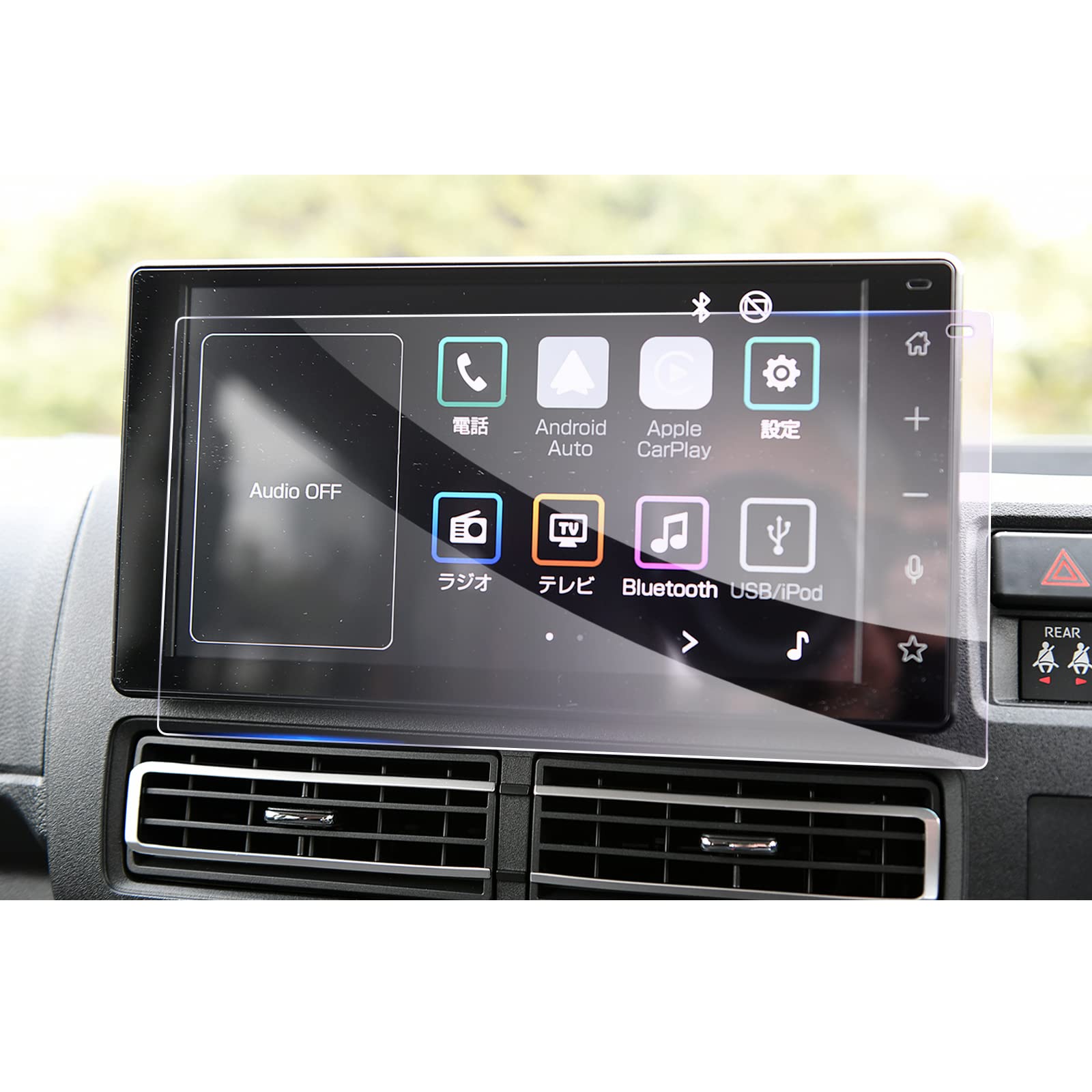 商品情報商品の説明主な仕様 【対応車種】ダイハツ・ハイゼットカーゴ 11代目 S700V/710V型/ハイゼットトラック 10代目 S500P/S510P 2021年〜現行【9H硬度・傷防止】アサヒの硬度9Hの強化ガラスを素材とし、強い硬度を持ち、スクリーンを外界の利器や硬物に傷つけられないように保護し、ナビゲーションの美観を保っています。優れた抗攻撃機能を持ち、スクリーンの安全を守ります。また、保護ファイルは飛散防止技術が加わり、保護ファイルが割れても破片が飛び散らず、車内の人の安全が確保されます【高感度タッチ・高透光率】0.26mmの極薄厚さと車種専用の設計により、保護フィルムと原スクリーンの完璧な密着が実現され、違和感を感じさせないだけでなく、スクリーンの操作効果にも影響がなく、スムーズな使用感を提供します。99.9%の光透過率で、スクリーンのハイビジョン色を完璧に再現し、より良い視覚的な楽しみをもたらします【指紋防止・抗菌】ロータス効果の原理を使って、指紋防止、疎油性と撥水性の加工を行いました。指が触れてスクリーンに指紋を残しにくく、油汚れも発生しないし、清潔しやすい、ずっとスクリーンの美観を維持します。また、抗菌機能も加わり、画面の表面に残っている病原菌を効果的に減らし、健康を保つことができます【静電気吸着・気泡レス】静電気吸着の設計を加え、保護フィルムをスクリーンに合わせた後、軽く押す、自然吸着できます。いかなる技術も必要としなくて、初心者も完成することができます。同時に、気泡防止加工に合わせて、自動的に気泡を排出し、小さい気泡が発生しにくく、画面の美観を保つことができます。しかも剥がしても接着剤がスクリーンに残らないので、安全で信頼できます