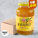 名称オットギ 蜂蜜ゆず茶7 柚子茶 1kg内容量1BOX (1kg×9個)賞味期限別途表記保存方法直射日光や高温多湿を避けて常温で保存してください。主原料砂糖、ゆず、蜂蜜、増粘安定剤(CMC、カラギナン)、酸化防止剤(クエン酸、L-アスコルビン酸)原産国名韓国ブランドOttogi / オットギ特徴体に良いビタミンCが豊富で、ゆずの香りとはちみつの甘さを味わえます。 温かいのゆず茶にも、冷水に溶いて、優しい甘みがあるゆずジュースにも美味しいです！美味しい召し上がり方ティースプーン3～4(20g)程度の三和蜜入りゆず茶を湯呑みに入れ、お湯を約80ml入れよく混ぜてからお飲みください。 焼酎で割っても美味しく飲んでいただけると思います。注意※パッケージデザインは予告なく変更になる場合がございますのでご了承ください。Ottogi オットギ #蜂蜜ゆず茶7｜柚子茶 1BOX (1kg×9個)ビタミンCがたっぷりで美容にも体にもいい 体に良いビタミンCが豊富で、 ゆずの香りとはちみつの甘さを味わえます 温かいのゆず茶にも、冷水に溶いて、 優しい甘みがあるゆずジュースにも 美味しいです！ 関連商品はこちら[オットギ] 蜂蜜ゆず茶7 柚子茶/500g 韓...490円[オットギ] 蜂蜜生姜茶 はつみつ生姜茶/...603円[オットギ] 蜂蜜ゆず茶7 柚子茶/1kg 韓...980円