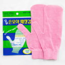 名称[垢すり] 天然繊維 魔法のあかすり手袋内容量1袋（両手用・2枚）/ ピンク色原産国名韓国ブランドJUNG JUN材質天然繊維100%綿特徴100%天然繊維なので、肌に優しく極細糸が、垢を根こそぎ取り除きます。固形石鹸を塗ってこするだけ 実際に見て、触って、使って あかすり してみてください。きっとご満足いただけます。 力を入れなくても肌の角質を剥がしやすいように、肌への刺激が少ないので、従来のあかすり手袋のように肌が赤くなったり痛くなったりしません。 特許取得済みの天然繊維の極細糸は、髪の毛の太さ30分の1の極細糸30本を150回ねじって編んだ後、ねじれた極細糸同士を更に編んで作りました。 こうすることで極細糸は、水に濡れても弾性が長く維持されます。 この極細糸で編んだ両面パイル織りのミトン型の あかすり手袋は、この糸の弾性で垢を根こそぎ取り除きます。 魔法のあかすり手袋は固形石鹸を塗って優しくこするだけ。極細糸が垢を粉状に剥がして固形石鹸の泡に溶け込ませ、肌の表皮層の垢を取り除きます。 あかすり手袋 を水の中に入れてすすぐと、固形石鹸の泡に溶け込んだ垢が水面に浮かび上がり、垢が取れていることを確認できます。 垢が見えなくても、魔法のように垢が取れています。注意事項垢が見えなくても、魔法のように垢が取れています。 注意事項必ずあかすり手袋に固形石鹸を塗って使用してください。ボディソープでは上手く垢が粉砕せず、垢が取れにくい場合がございます。魔法の #あかすり アカスリ手袋 1袋 / 両手用・2枚 100%天然繊維なので、肌に優しく 本場韓国で絶賛！肌への刺激が少ないので、 従来のあかすり手袋のように肌が 赤くなったり痛くなったりしません 名称 [垢すり] 天然繊維 魔法のあかすり手袋 ブランド JUNG JUN 構成 1袋（両手用・2枚）/ ピンク色 材質 天然繊維100%綿 サイズ 約18-20cm 原産国名 MADE IN KOREA カラー ピンク 特徴 100%天然繊維なので、肌に優しく極細糸が、垢を根こそぎ取り除きます。固形石鹸を塗ってこするだけ 実際に見て、触って、使って あかすり してみてください。きっとご満足いただけます。 力を入れなくても肌の角質を剥がしやすいように、肌への刺激が少ないので、従来のあかすり手袋のように肌が赤くなったり痛くなったりしません。 特許取得済みの天然繊維の極細糸は、髪の毛の太さ30分の1の極細糸30本を150回ねじって編んだ後、ねじれた極細糸同士を更に編んで作りました。 こうすることで極細糸は、水に濡れても弾性が長く維持されます。 この極細糸で編んだ両面パイル織りのミトン型の あかすり手袋は、この糸の弾性で垢を根こそぎ取り除きます。 魔法のあかすり手袋は固形石鹸を塗って優しくこするだけ。極細糸が垢を粉状に剥がして固形石鹸の泡に溶け込ませ、肌の表皮層の垢を取り除きます。 あかすり手袋 を水の中に入れてすすぐと、固形石鹸の泡に溶け込んだ垢が水面に浮かび上がり、垢が取れていることを確認できます。 垢が見えなくても、魔法のように垢が取れています。 注意事項 必ずあかすり手袋に固形石鹸を塗って使用してください。ボディソープでは上手く垢が粉砕せず、垢が取れにくい場合がございます。 関連商品はこちら[自然美人]ノニ ヨモギ アカスリ石鹸 ソ...250円