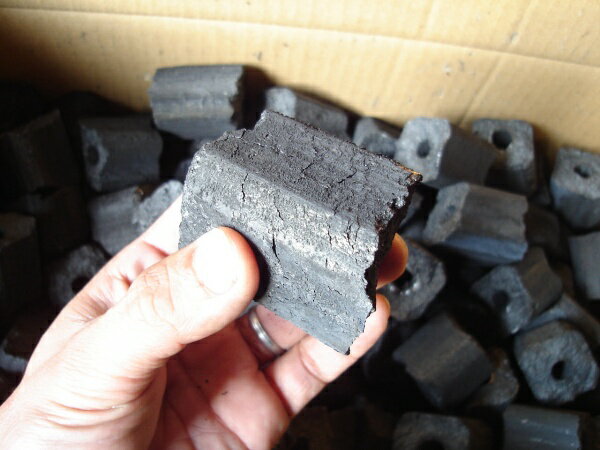 国産富士オガ炭(おがたん)10kg約3-6cm」【木炭】【燃料】【水火鉢】【火鉢】【暖房】【七輪】【囲炉裏】【おがすみ】 【愛媛百貨店】