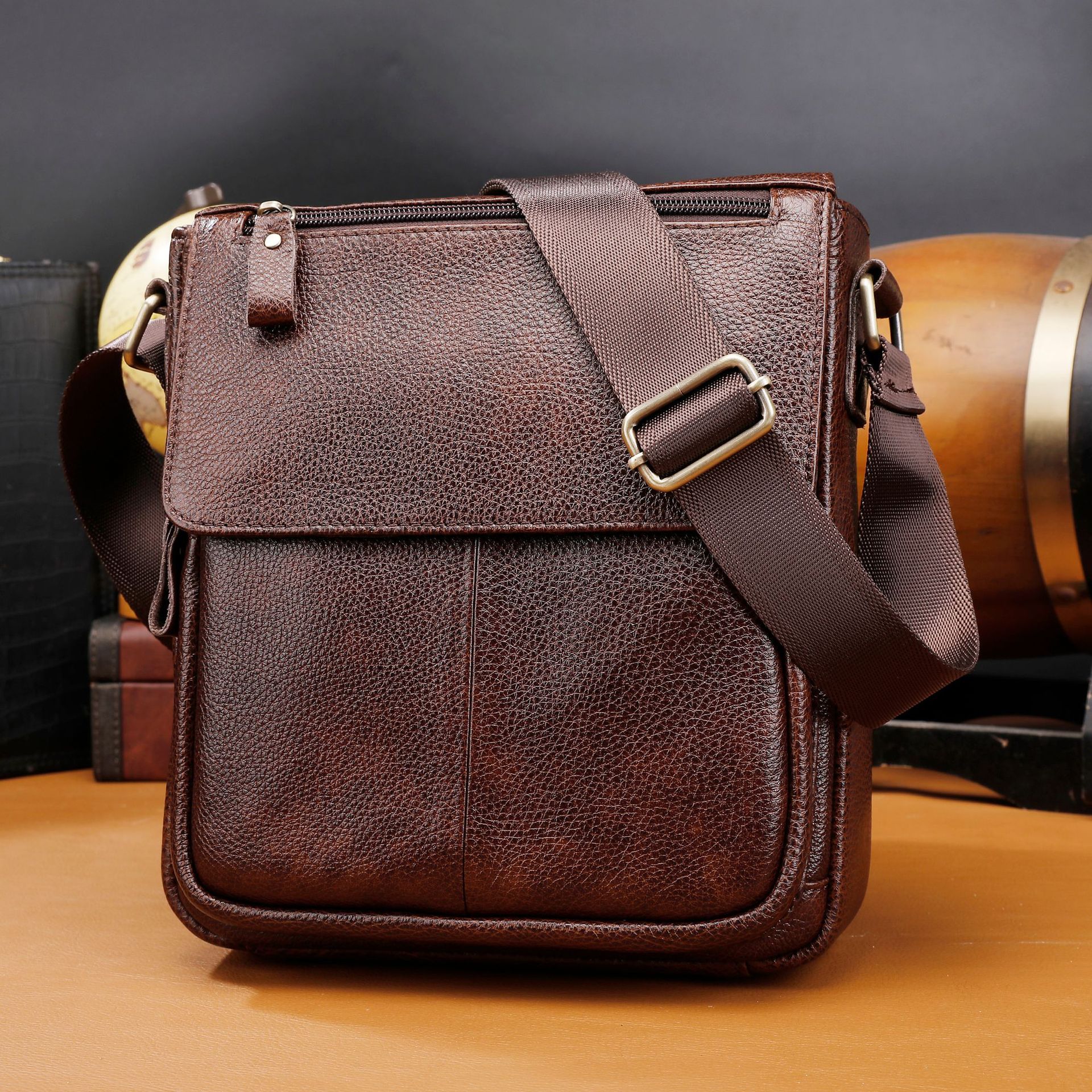 Rakuten - メンズ牛革鞄 上品　ショルダーバッグ メンズ バッグ 牛革 本革 リアル革　斜めがけ 通勤 仕事