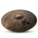 【Rich Dry + Complex 〜伝説のK Zildjianサウンドと21世紀のテクノロジーの融合〜】K CustomKジルジャンをより個性的にアレンジしたシリーズで、多様化するサウンドニーズに応えオーバー・ハンマリング＆多様なレイジングを採用し個性的な表現力を持つジャズライドをラインアップ。＜Special Dry Remaster＞シンバルの「ドライサウンド」を10年以上前に創出したジルジャンが、昨今の音楽スタイルに求められる粗々しくアーシーなシンバルサウンドに ひとつの答えを出しました。素速いアタックと豊かなトラッシュ感が生み出す ドライでファンキーな音色は、ドラマーを唯一無二の演奏表現へと誘います。 いま再び、シンバル作りの「技」は、誰も辿り着けない新たな次元へ。＜Special Dry Ride＞シンバルトップはRawフィニッシュ（未処理）、ボトムは通常フィニッシュ。ドライでファンキーなライドサウンド。サイズ：21ウェイト：Mediumイケベカテゴリ_ドラム_シンバル_Zildjian_K Custom_新品 JAN:0642388316597 登録日:2017/03/22 シンバル ジルジャン Kカスタム