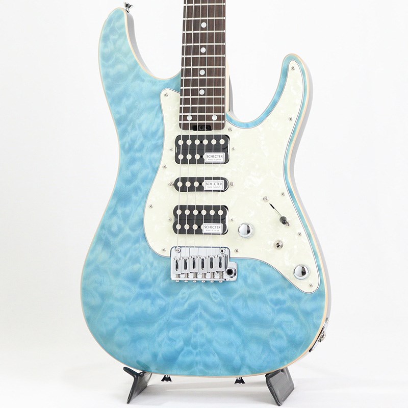 SCHECTER AMERICAN SERIESもはやシェクターの定番モデルとなりつつあるSD (South Dakota)のヴィンテージトレモロ！SDシリーズ初となる、ボディバック材にアルダーを採用、よりオールラウンドなミュージックスタイルに対応可能になりました。また、EX風のホワイトパール・ピックガードを採用した、高級感あるルックスも見逃せないポイントです。スーパーアジャストシステムの装備や、新開発された日本製ピックアップMONSTER TONE JとSUPER ROCK Jを搭載するなど、価格を超えた品質を実現！上位機種「EX」にさらに一歩近づいた、ニューSDモデルから目が離せません！こちらはブリッジにGOTOH 510T-FE1ヴィンテージトレモロを採用したモデル！ナチュラルな鳴りと高いアーミングの精度が売りのスペック。コストパフォーマンスに優れながらも非常に高いスペックを実現しております！※画像はサンプルです。製品の特性上、杢目、色合は個体ごとに異なります。BODY: Laminated Quilted Maple Top & Alder BackNECK: MapleFINGER BOARD: Rosewood or MapleFRETS: 24FretsSCALE: 25 1/2JOINT: Ultra Access 4-BoltPICKUPS: Schecter Super Rock J（F）/Schecter Monster Tone J（M）/ Schecter Super Rock J（R）BRIDGE: SGR Locking TremoloCONTROL: Volume /Tone（Split Tone Control）/CRL 5 Way / Mini Switch（Coil Split SW）ソフトケース付属イケベカテゴリ_ギター_エレキギター_SCHECTER_新品 JAN:4518533039580 登録日:2024/04/05 エレキギター シェクター