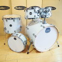 【MAPEXドラムセットの中古品が入荷！】〜MAPEX〜MAPEXというブランドは、Music And Percussion EXcellence（ミュージック・ アンド・パーカッション・エクセレンス） の頭文字をとった造語で、演奏家と楽器の関係に対するメーカーとしての理解を反映しています。伝統に学びながらも挑戦することを厭わず、ドラム製作の伝統を尊重する一方で、その進化をさらに進めるために現代科学を取り入れています。[MARS BIRCH]100%バーチ材 6プライ・シェルを採用しています。纏まりがあり、素早い立ち上がりと減衰による明瞭なサウンド。ラックタムにはパンチの効いた明るさがあり、質感のあるバスドラムとフロアタムの低域が得られます。・セット内容Bass Drum:22×18TomTom:10×7TomTom:12×8FloorTom:16×14SnareDrum:14×5.5シェル：100%バーチ材 6プライフィニッシュ：ダイアモンド・スパークル付属品：ダブルタムホルダー※中古品のためキズや汚れ、打痕等ございます。予めご了承くださいませ。イケベカテゴリ_ドラム_ドラムセット_MAPEX_ユーズド JAN:2500190058426 登録日:2024/04/13 ドラムセット ドラムキット メイペックス マペックス