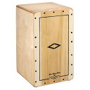 ☆Artisan Edition Cajon Buleria Line☆ボディーに9プライ12mmのバーチ材を使用。左右独立5本ずつ使用したチューニング可能なユニットを採用しています。低音の響き、高音の抜けレスポンスともに申し分なく、様々な演奏環境で活躍します。フロント板はラヴァバール、モンゴイ（オバンコール）の2種から。FRONTPLATE : TulipBODY : Baltic Birch 9-ply (12mm)FINISH : サテンSIZE : 11 1/4（幅）X 19（高）X 11 3/4（奥）FEATURES :・ 左右独立、各5本のストリング・チューニングユニット内蔵・ 角、親指部分のくぼみ等上部の曲線加工が最上級のパフォーマンスとサウンドを実現・ ソフトラバー製ゴム足・ 人間工学に基づいた丸みのあるフロントプレート・ インレイ装飾・ エレガントなボディーの焼印・ 左右ストリングのテンション調整可能・ サウンドホール・ポップフィルター・ ベースリフレックスシステム・ チューニングキー付属イケベカテゴリ_パーカッション_カホン_MEINL_新品 JAN:0842960149449 登録日:2024/02/26 カホン パーカッション マイネル