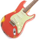 2023年コレクションモデルのカラーオーダーモデル！！人気スラブローズ指板採用期の「1960 Stratocaster」！！こちらの一本は、ローズ指板採用の1960年ストラトキャスターをベースに製作された一本！！木材選定専門スタッフがFender Custom Shop製品用に厳選したアルダーボディを採用。ボディ同様に厳選されたネック材には、クウォーターソン(柾目)・メイプルを使用。指板Rは9.5R、フレットにはジャンボサイズを使用したスラブ・ローズウッド指板。ボディ＆ネックフィニッシュはビンテージ同様にオールラッカー・フィニッシュ。ヘヴィ・レリック仕上げは、規則感の無いウェザーチェックに激しい塗装剥げを再現した仕上がり。ネック裏は1F〜13F周辺まで大きく剥がされており、木肌の質感が滑りの良い弾き心地。塗装が残っている箇所は、飴色にクリアコートが色ヤケした貫禄あるルックス。所々に汚れが入れられている事で使い込まれた質感を再現。ネックグリップは60年代前期のモデルに多く採用される「60 Style Oval C」シェイプ仕上げ。ローポジションは薄く、ハイポジションに向かって太くなるグリップですが、こちらの一本はハイポジションまでスリムな触り心地です。ハードウェアには、PAT.PEND.刻印サドルを採用したシンクロナイズド・トレモロ、マシンヘッドはビンテージタイプのクルーソンペグを装備。ボルトオン構造によるクリアな生鳴りが特徴のフェンダーの中でも一線を超えるカスタムショップの生鳴りは、アンプから出力された際の空気感とサウンドの厚みが別次元。更には、レリック仕上げによって得られる響きが、1コード弾くだけでボディ＆ネックのバイブレーションを充分に体感できるほど。その圧倒的な生鳴りは、アンプで出力せずとも何時までも弾いていられるほど心地良く、また弾き応えのあるカスタムショップでしか味わえないクオリティ。その素晴らしい鳴りを再生するピックアップは、全てハンドワウンド・ピックアップを採用。通常の機械巻に比べ、倍音豊かでアコースティックな空気感がアンプから出力される印象。こちらのモデルは、太くドライなトーンが特徴のテキサススペシャル(アルニコ5/エナメルワイヤー)を採用。アルダー/ローズのウッドマテリアルにテキサススペシャル・ピックアップを搭載することで、ミッドレンジにピークのあるコシのあるサウンド。ネック＆ミドルはローミッドが豊かとなっており、ブリッジポジションでは無駄なローを感じない塊のようなトーン。ミドル・ピックアップは逆巻逆磁極になっているので、ミックス(ハーフ)・トーン時にハムバッキングと同様のハムキャンセル効果を得られます。ノイズが気になる際に、ミックスポジションにスイッチを入れることでノイズが減るので、ライブ中やレコーディングで上手く活用できるでしょう。搭載ピックアップはキャリブレーションされた組み合わせとなっております。コントロールはVINTAGE MODIFIED STRAT#2を採用。ボリュームコントロールには、セラミックコンデンサーと抵抗を組み合わせたハイパスコンデンサーをベースにしたBLEEDカスタムが施されており、トーンコントロールはそれぞれのポジションにマッチしたFENDERペーパーワックスコンデンサーを使用。BLEEDカスタムにより、ボリュームを絞っても中高音域を維持した状態でボリュームを絞ることが可能となっています。フルボリュームでリードトーンにサウンドメイクし、70%前後でバッキングトーン、50%以下でクリーン/クランチと言ったゲインコントロールとして役立つボリューム・コントロールとなっています。一般的なハイパスコンデンサーに比べ、中域が残る感じで細くなりすぎないトーン。トーンコントロールのコンデンサーは、ネック＆ミドルトーンとブリッジトーンの各ポジションに適正なコンデンサー数値を選択する事で、全体のトーンバランスが取れている上、トーンカットした際のサウンドも魅力。貫禄のあるルックスに反して、モダンにカスタマイズされた即戦力仕様の一本をお見逃しなく！！☆Fender Custom Shopとはフェンダー社が仕入れた木材の中から厳選されたマテリアルを用い、昔ながらのハンドクラフトと高い製作技術でフェンダー・ブランドにおける最上級のギターを製作するために1987年に設立されたセクション。長い歴史を誇るフェンダー社の伝統と技術を受け継いでいるセクションであり、マスタービルダーシリーズのような世界に1本しか存在しないモデルを始めとし、限られたスタッフにより組み上げられたカスタムショップならではのラインナップはまさに最上級であり最高級。製作に使用される道具の数々は、1950〜1960年代当時に使用されていたジグ等を使用。フェンダーギターのノウハウを熟知したスタッフ達の拘りによって生み出される楽器は、弾き手を満足させる極上のクオリティとサウンドを誇り、生涯付きあうことのできる頼もしい相棒となることでしょう。■専用ハードケース、認定書他付属■SPECBody : Select 2PC AlderNeck : QTR sawn Maple， 60 Style Oval C-Shape，Fingerboard : Rosewood(Slab)， 9.5RadiusFrets : 21F ，Jumbo #6100 FretsTuners : VintagePU : Custom Shop Hand Wound Texas Special with Middle PU RWRPPickguard : 3-Ply Mint GreenSW : 5-WayControls : Vintage Mod. #2Bridge : Custom Shop Vintage Synch-TremoloFinish : Nitrocellulose Lacquerイケベカテゴリ_ギター_エレキギター_Fender Custom Shop_Custom Built Stratocaster_新品 JAN:0717669652418 登録日:2023/07/23 エレキギター フェンダー ふぇんだー フェンダーカスタムショップ ストラト ストラトキャスター