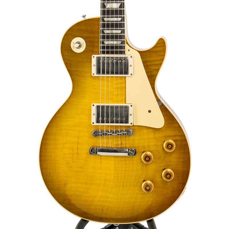 ロックハウスイケベ池袋/ハンドセレクトトップを使用した極上杢59 Les Paul！長きに亘り培われた高い製作技術と飽くなき探究心、厳選されたマテリアルにより至高のエレキギター・ベースを製作するために1993年に立ち上げられたGibson Custom Shop。現在もなお昔ながらのハンドクラフト製法と、徹底的に追求したヴィンテージの知識から製作されたカスタムショップ・ラインナップは、他所の追従を許さないほどの見事な作りとなり、プレイヤーの内に秘めるインスピレーションを際限なく沸き立たせてくれる最高の愛機となるでしょう。トップはハンドセレクトのフィギュアドを採用しており、角度によって揺らめく繊細な極杢は、オーディエンスはもちろん弾き手も満足させる表情を魅せております！こういった良い杢目は、実は現地でも中々見つけられません！Green Lemon Fadeカラーが杢目の魅力を引き立たせております！」PUにはCustom Shop定番の「Custombucker Alnico III」を採用。独特のバイト感はレコードで聴いた憧れのレスポールを彷彿とさせるサウンドではないでしょうか。新たに搭載されたバンブルビータイプのペーパーオイルコンデンサーやヴィンテージカーブを追及した500KのCTSポットを装備。通常仕様の500kΩポットに比べてボリュームを絞っても極端に高域が削られず、手元の操作でクリーンサウンドからドライブサウンドまでを自在に操ることができます。10〜6のメモリまでは歪みが維持され、6〜1にかけて滑らかにダウンしていくので、ボリュームコントロールの長さによって表情豊かなプレイを可能にしています。個体重量は約4.01kgと、レスポールとしてはベストバランスというべくの、芯のあるサウンドを生み出すバランスです！生鳴りは豊かで大きく、バイト感もあり、アンプに繋げればレスポールらしさのある太く、甘美なサウンドをご堪能頂けます！この機会を是非、お見逃し無く！S/N 933332Weight≒3.94kgBody Wood : Hand Selected 2-Piece Figured Maple Top & 1-Piece Lightweight MahoganyNeck : Solid Mahogany with Long Neck Tenon / 50s Rounded Medium C ShapeFingerboard : Indian RosewoodFrets : Authentic Medium-Jumbo 22FretsPickups : Custombucker Alnico III (Unpotted)Controls : 2 volume 、2 tone 、3-way switchBridge / Tailpiece : ABR-1 non wire / Lightweight Tailpiece w/Long StudTuners : Kluson Single Line， Single RingHard ware color : Nickelカスタムショップ・ブラウン・ハードケース、認定書他付属イケベカテゴリ_ギター_エレキギター_Gibson_Custom Shop_新品 JAN:4570155998959 登録日:2023/11/04 エレキギター ギブソン カスタムショップ