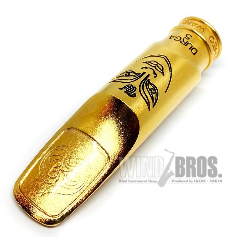 // Theo Wanne Alto Sax Mouthpiece DURGA 5 METAL //ドゥルガー5では、主として、DURGAのバッフルを物理学の原理を利用したMedium-Stadium-Chamber(TM)という非常に特殊なチェンバーで更新しており、トゥルー・ラージ・チェンバーと更なるチェンバーの能力を余すことなく引き出しています。オールマイティで豊かな表現力を持以ってサックス界に定着してきた従来のベースキャラクターはそのままに、より充実した力強さと温かさ、芯と厚みを増し、よりセクシーなサウンドになりました。※ハンドフィニッシュ品のため細かな擦り傷、変色等が見られる場合がございます。予めご了承下さいませ。■オープニングラインナップ「6」(約1.93mm)…メイヤー6番、デュコフ6番強相当「7」(約2.06mm)…メイヤー7番、デュコフ7番強相当「8」(約2.18mm)…メイヤー8番、デュコフ8番強相当「9」(約2.31mm)…メイヤー9番、デュコフ9番強相当「10」(約2.44mm)（あくまで目安とお考え下さい）■付属品・リガチャー（リバティーリガチャー）・キャップ(リードリプレイサーキャップ)・ポーチ・リガチャー脱着用スクリュードライバー・外箱イケベカテゴリ_サックス_サックス用マウスピース_Theo Wanne_新品 JAN:8168210158606 登録日:2024/04/14 マウスピース セオ ワニ テオ セオ・ワニ