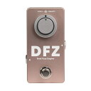 Duality Fuzz は、2つのファズ回路(ゲート効果のある鋭く尖ったファズサウンドとダーティーなハイゲイン・ファズサウンド)を搭載したユニークなファズペダルであり、これらをミックスすることで様々なサウンドテクスチャーを作り出すことができます。本体トップ面の2連ノブでLEVELとDUALITYをコントロール、裏面にはトリムポットで調整できるFILTERとBLENDを備えています。■Control (フロント)Level:オーバードライブシグナルの音量を設定します。Duality:2つのディスクリートファズ回路をミックスしています。最小に設定するとゲート効果のある鋭く尖ったファズサウンド、最大に設定するとタイトなハイゲイン・ファズサウンドになります。■Control (バック)マグネット式のボトムパネルを開けると、裏面のコントロール部にアクセスできます。Blend:クリーンなインプット信号とオーバードライブされた信号をミックスします。クリーン信号はユニティーゲインに固定され、オーバードライブ信号のボリュームはLevelノブで設定されるため、ブレンド比率を細かくコントロールすることが可能です。Filter:ファズ信号の高域成分の量をコントロールします。サイズ:50mm(W) x 100mm(H) x 45mm(D) 205g9V DC(センターマイナス)/30mAイケベカテゴリ_エフェクター_コンパクトエフェクター_Darkglass Electronics_新品 JAN:6430054580816 登録日:2022/12/21 エフェクター コンパクトエフェクター ストンプボックス ダークグラス