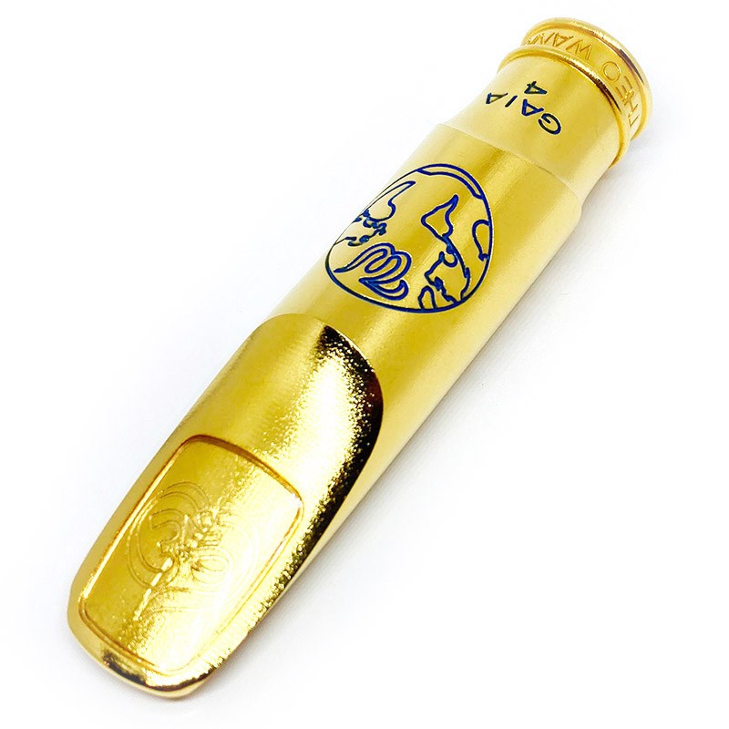 // Theo Wanne Tenor Saxophone Mouthpiece GAIA4 METAL //【サウンド】クリアかつ確実に響く、エッジの効いたリッチ＆ファットなトラディショナルサウンド。ヴィンテージのラージチェンバーサウンドですが、一般的なラージチェンバーのマウスピースと比較しても、焦点がブレないはっきりとした鳴りが特徴です。【デザイン】バッフルに刻まれた弧を描くサメのエラのようなラインとなる、空気効率向上の為の特許取得済デザイン「Shark-Gill Baffle(TM)」、新設計の 「Large-Stadium Chamber(TM)」、先端まで丸みを帯びたサイドウォールとつながるロングロールオーバーバッフルを搭載。ブラス製24Kメッキ仕上げ。※ハンドフィニッシュ品のため細かな擦り傷、変色等が見られる場合がございます。予めご了承下さいませ。■オープニングラインナップ「6*」0.095(約2.41mm)…オットーリンクメタル6*、デュコフD6相当「7*」0.105(約2.67mm)…オットーリンクメタル7*、デュコフD7相当「8」0.110(約2.79mm)…オットーリンクメタル8、デュコフD7〜D8中間相当「9」0.120(約3.05mm)…オットーリンクメタル9、デュコフD9弱相当（あくまで目安とお考え下さい）■付属品・リガチャー（リバティーリガチャー）・キャップ(リードリプレイサーキャップ)・リガチャー脱着用スクリュードライバー・ポーチ・外箱イケベカテゴリ_サックス_サックス用マウスピース_Theo Wanne_新品 JAN:8168210156626 登録日:2024/04/14 マウスピース セオ ワニ テオ セオ・ワニ