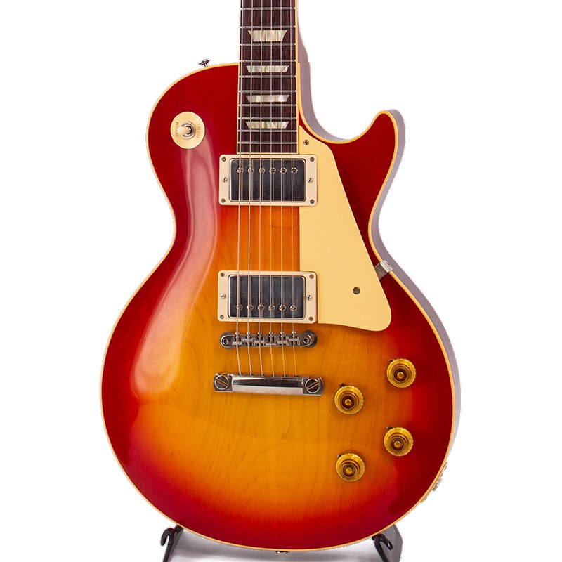 ロックハウスイケベ池袋/軽量な58Les Paulが入荷！長きに亘り培われた高い製作技術と飽くなき探究心、厳選されたマテリアルにより至高のエレキギター・ベースを製作するために1993年に立ち上げられたGibson Custom Shop。現在もなお昔ながらのハンドクラフト製法と、徹底的に追求したヴィンテージの知識から製作されたカスタムショップ・ラインナップは、他所の追従を許さないほどの見事な作りとなり、プレイヤーの内に秘めるインスピレーションを際限なく沸き立たせてくれる最高の愛機となるでしょう。ネックシェイプはやや太めの「50s Rounded Medium C」を採用し、フレットはやや細身のナロートールを採用することによってサウンドの太さ・サスティーンが増しています。PUにはCustom Shop定番の「Custombucker Alnico III」を採用。独特のバイト感はレコードで聴いた憧れのレスポールを彷彿とさせるサウンドではないでしょうか。新たに搭載されたバンブルビータイプのペーパーオイルコンデンサーやヴィンテージカーブを追及した500KのCTSポットを装備。通常仕様の500kΩポットに比べてボリュームを絞っても極端に高域が削られず、手元の操作でクリーンサウンドからドライブサウンドまでを自在に操ることができます。10〜6のメモリまでは歪みが維持され、6〜1にかけて滑らかにダウンしていくので、ボリュームコントロールの長さによって表情豊かなプレイを可能にしています。4kgを切る軽量な個体は近年の市場でも中々お目にかかれません！この機会是非お見逃しなく！！S/N 831067 Weight≒3.92kgBODY Curved Plain Maple Top / Lightweight Solid Mahogany Back (Hide Glue Fit)NECK Solid Mahogany w/Long Tennon (Hide Glue Fit)PROFILE....Chunky C-ShapeFINGERBOARD Indian Rosewood / 22F (Historic Gibson Narrow/Tall)HARDWARE NickelBRIDGE No Wire ABR-1 Bridge & Aluminum Stopbar Tailpiece w/Long StudMACHINEHEAD Kluson Single Line， Single RingPICKUP Custombucker Alnico III (Unpotted) (R) & (T)CONTROL 2Volume-2Tone-3way Toggle SWカスタムショップ・ブラウン・ハードケース、認定書他付属イケベカテゴリ_ギター_エレキギター_Gibson_Custom Shop_新品 JAN:4580228786123 登録日:2023/08/30 エレキギター ギブソン カスタムショップ