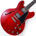 ES-335モデル！！セミアコの代名詞こと、ギブソンES-335の最新モデルが入荷致しました。杢が入ったフィギュアードモデルとは異なり、プレーン・メイプルをボディーに採用し、仕上られたこちらのモデル！ネックにはマホガニー、指板はローズウッドを採用。ペグにはヴィンテージデラックス、ブリッジはABR-1、テイルピースはアルミ製を採用しております。サウンドの要であるピックアップには新しく開発された「Calibrated T-Type」ハムバッカーッカーを搭載。箱モノ独特の奥行きのある艶やかなクリーントーンは勿論、歪ませた際にもしっかりと芯の残るサウンドはジャンルを選ばずオールマイティに活躍してくれるます！箱モノの代名詞といっても過言ではないES-335！今も昔も多くのプレイヤーから愛される名器を是非お試し下さいませ！※掲載の画像はサンプルになります。製品の特性上、杢目・色合いは1本1本異なりますのであらかじめご了承ください。BODY…3-ply Maple/Poplar/Maple Top， Back， & RimsNECK…Mahogany / Rounded CFINGERBOARD…Rosewood / 22FHARDWARE…NickelBRIDGE…ABR-1 & Aluminum StopbarMACHINEHEAD…Vintage Deluxe w/ Keystone ButtonsPICKUP…Calibrated T-Type， Rhythm (R) & Calibrated T-Type， Lead (T)CONTROL…2Volume-2Tone-3way Toggle SW (Hand-wired with Orange Drop Capacitors)■専用ハードケース付属イケベカテゴリ_ギター_エレキギター_Gibson_ES Models | Full Acoustic Models_新品 JAN:4580568413567 登録日:2023/05/25 エレキギター ギブソン イーエス