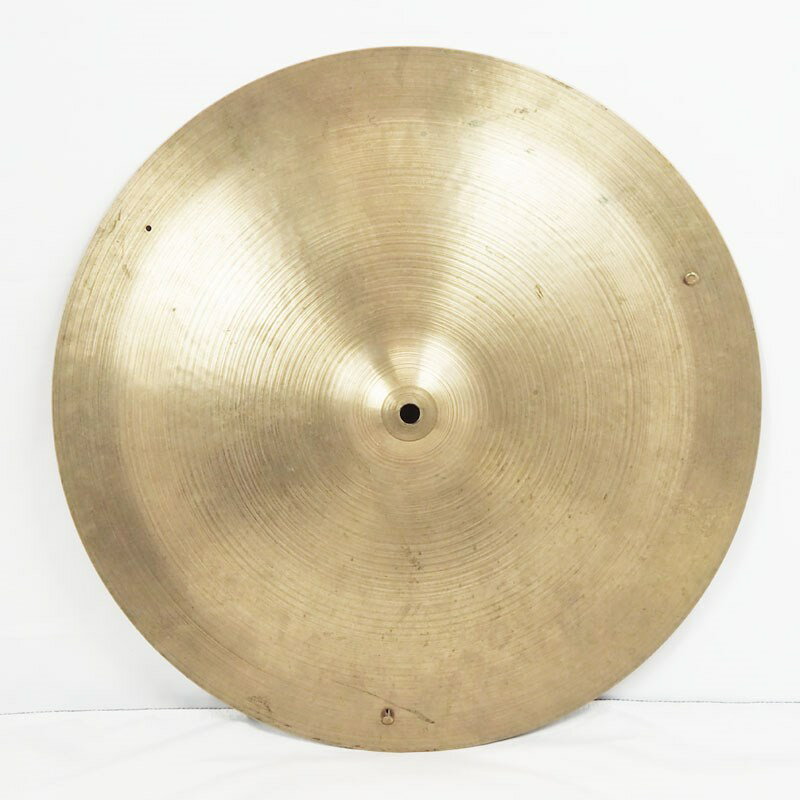 【1970年代製造と思われるAジルジャン・パンが入荷！】〜A Zildjian〜【Bright Full bodied + Natural 〜気取らない成熟感、応用自在〜】ベートーベンからビートルズまで、音楽の歴史と共に歩んできた全てのシンバルの基本、世界で最も愛されるオリジナルジルジャンシンバル。ハイハット・ライド・クラッシュなどのシンバルの呼び名も、このAジルジャンシンバルにネーミングされ現在に至る。まさにコンテンポラリー・ドラミングの歴史そのものがここにある。[PANG 18]レガートしやすいように湾曲の大きいボウとエッジに近い所で浅く折り返した、チャイナ形状のシンバル。トラッシーな倍音を含んだレガートのバリエーションや、華やかなエフェクトクラッシュとしてご使用いただけます。こちらは薄手ウェイトの個体で、華やかさと柔らかさが混じった豊潤な倍音が心地よく、現状取り付けられているリベットとの相性も良好です。サイズ：18ウェイト：1398g※ヴィンテージ品のため相応の傷や汚れ、サビやなどがございます。予めご了承ください。イケベカテゴリ_ドラム_シンバル_Zildjian_A Zildjian_ヴィンテージ JAN:2500190058402 登録日:2024/04/06 シンバル ジルジャン Aジルジャン