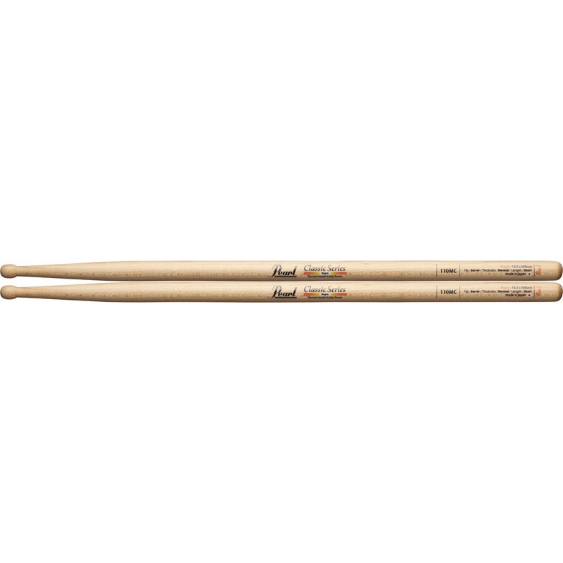 ■商品紹介＜Pearl Drum Sticks＞パールのドラムスティックは、素材選びから始まり、長期間のシーズニングを経て、1本ずつ入念に加工し、素材と重量の厳しい検査を経てきたもの。その充実したラインナップは、アーティストと密接な交流の中から生まれたもので、あらゆるドラマーに幅広く対応する傑作揃い。＜Classic Series〜A legend and tradition〜 / Maple＞長年パールの代表的なスティックとしてロングセラーを続ける人気シリーズ。クリアー・ラッカー仕上げを採用したオリジナル・モデル。最も軽くて密度が高く、シンバルの美しい音色を引き出すメイプル材を採用。＜スペック＞サイズ：14.5mm x 398mm材質：メイプルフィニッシュ：クリアラッカー検索キーワード：イケベカテゴリ_ドラム_スティック_Pearl_新品 SW_Pearl_新品 JAN:4549312025791 登録日:2014/10/16 スティック ドラムスティック パール