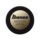 欲しかったサウンドを、かつてない使用感で。形状や素材、厚み、加工、あるいはエッジの取りかたなど、様々な研究がなされるピック。ギターやベースの演奏に関係するグッズの中で、これに勝って安価で、かつ重要なものは他に無いでしょう。使用感は勿論、サウンドにおいても、材や厚みによっても様々なバリエーションが楽しめます。アイバニーズがこの度発表するPA1Mはピックにおける従来の概念を覆す、真円形をしたベース専用ピックです。引掛かりの無いスムーズな使用感と まろやかなサウンドが特長的で、特にミドルテンポまでのポップスでフレージングされるような、ウォーキング・ベースに最適です。・持つ位置や弦に当てる位置を選ばない自由度の高い形状。・弦に対して垂直に近い角度で当ててもストレスの少ない、ポリアセタール材のミディアム・タイプを採用。通常のピックよりもアタック感を抑えた、まろやかで地を這う様なサウンドが特徴。・弦に対してやや斜めに当てた場合には、引掛かりの無い快適な弾き心地を実現。また先端のあるピックでは絶対に生み出せない、プレゼンスが強く それでいて芯の太い音色の獲得が可能。材: ポリアセタール厚さ: ミディアム◆カラー：BK (Black)Story...この丸いピックは、日本を代表するアーティストとのリレーションによって生まれました。ボーカル・ギターをメインとしながら、ベースやドラムなども演奏し、時にはエンジニアリングも行ってしまう彼が、ベース演奏時に使用するピックに選択した形状が「真円」でした。真円形状の採用は、彼がベース演奏をする際に普段ギター用に使う三角形のピックでは音が硬すぎる為、試しにティアドロップ形状のピックを逆に持って演奏してみたところ音のイメージが近かったことに端を発します。この逆さ持ちは音こそイメージに近いものの、演奏中指の中で回転してしまう為、持つ位置によって音像が変わってしまう事が課題でした。これを受けて「じゃあ、いっそ丸くしてみよう」という事になり、彼とそのテクニシャンの間で、真円ピックの開発がスタートしました。実際にサンプルで検証を重ねると、真円形状のピックは持ち手を選ばずサウンドが安定し、またエッジのあるピックとはまるで違う、ウネリのある音が特徴的で、まさしくベース向きのサウンドでした。その後商品化に向けて、固さや材質、加工を試行錯誤しPA1MHは完成しました。より多くのベーシストに試してもらいたい、全く新しい発想のピックです。【※ご注意】掲載の商品は実店舗及び、他のイケベ関連サイトでも販売しております。商品売却後、サイトからの商品削除は迅速を心がけておりますが、タイムラグが発生し、すでに売却済みとなっている場合もございます。予めご了承下さい。イケベカテゴリ_弦・アクセサリー・パーツ類_ピック_Ibanez_新品 登録日:2013/10/25 ピック ギターピック アイバニーズ イバニーズ