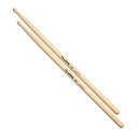 ＜LERNI DRUM STICK（レルニ・ドラム・スティック）＞厳選された良質な木材を使い、加工から仕上げまでの全工程を日本国内の工場で制作しているスティックです。熟練した職人の技術によって1本1本精巧に加工され、最終工程まで厳しい目によって選ばれたものが製品として出荷されます。それぞれのモデルは設計段階において、さまざまなプロドラマーの意見を反映させて作られていて、バランスだけではなくサウンド面でも高いクオリティーを追及しています。＜HICKORY STANDARD SERIES（ヒッコリー・スタンダードシリーズ＞良質な北米産ヒッコリー材を使用し、薄めのラッカー仕上げをしたシリーズです。すべり止め効果のある特殊なワックスを最終仕上げで塗布してあります。＜H-140AW＞スタンダードなオーバルチップのスティックで、バランス良く扱いやすいモデルです。＜スペック＞品番：H-140AWサイズ：14mm×406mm材質：U.S.A HICKORYチップ：WOOD TIPフィニッシュ：STANDARD FINISHイケベカテゴリ_ドラム_スティック_LERNI_新品 JAN:4949748099029 登録日:2015/11/27 スティック ドラムスティック レルニ