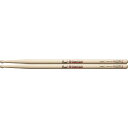 ＜Pearl Drum Sticks＞パールのドラムスティックは、素材選びから始まり、長期間のシーズニングを経て、1本ずつ入念に加工し、素材と重量の厳しい検査を経てきたもの。その充実したラインナップは、アーティストと密接な交流の中から生まれたもので、あらゆるドラマーに幅広く対応する傑作揃い。＜Natural Series〜 To a drummer having a WET hands〜 / Hickory＞長年パールの代表的なスティックとしてロングセラーを続けるモデルに、ラッカー・コーティングをいっさい施さず、多少ザラついたドライな感じにすることで、演奏中に手に汗をかきやすいドラマーにとってグリップ力を発揮。スティック材として最もポピュラーなヒッコリーを採用。＜スペック＞サイズ：14.5mm x 398mm材質：ヒッコリーフィニッシュ：ナチュラルイケベカテゴリ_ドラム_スティック_Pearl_新品 JAN:4549312026477 登録日:2014/10/17 スティック ドラムスティック パール