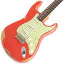 2023年コレクションモデルのカラーオーダーモデル！！人気スラブローズ指板採用期の「1960 Stratocaster」！！こちらの一本は、ローズ指板採用の1960年ストラトキャスターをベースに製作された一本！！木材選定専門スタッフがFender Custom Shop製品用に厳選したアルダーボディを採用。ボディ同様に厳選されたネック材には、クウォーターソン(柾目)・メイプルを使用。指板Rは9.5R、フレットにはジャンボサイズを使用したスラブ・ローズウッド指板。ボディ＆ネックフィニッシュはビンテージ同様にオールラッカー・フィニッシュ。ヘヴィ・レリック仕上げは、規則感の無いウェザーチェックに激しい塗装剥げを再現した仕上がり。ネック裏は1F〜11F周辺まで大きく剥がされており、木肌の質感が滑りの良い弾き心地。塗装が残っている箇所は、飴色にクリアコートが色ヤケした貫禄あるルックス。所々に汚れが入れられている事で使い込まれた質感を再現。ネックグリップは60年代前期のモデルに多く採用される「60 Style Oval C」シェイプ仕上げ。ローポジションは薄く、ハイポジションに向かって太くなるグリップですが、こちらの一本はハイポジションまでスリムな触り心地です。ハードウェアには、PAT.PEND.刻印サドルを採用したシンクロナイズド・トレモロ、マシンヘッドはビンテージタイプのクルーソンペグを装備。ボルトオン構造によるクリアな生鳴りが特徴のフェンダーの中でも一線を超えるカスタムショップの生鳴りは、アンプから出力された際の空気感とサウンドの厚みが別次元。更には、レリック仕上げによって得られる響きが、1コード弾くだけでボディ＆ネックのバイブレーションを充分に体感できるほど。その圧倒的な生鳴りは、アンプで出力せずとも何時までも弾いていられるほど心地良く、また弾き応えのあるカスタムショップでしか味わえないクオリティ。その素晴らしい鳴りを再生するピックアップは、全てハンドワウンド・ピックアップを採用。通常の機械巻に比べ、倍音豊かでアコースティックな空気感がアンプから出力される印象。こちらのモデルは、太くドライなトーンが特徴のテキサススペシャル(アルニコ5/エナメルワイヤー)を採用。アルダー/ローズのウッドマテリアルにテキサススペシャル・ピックアップを搭載することで、ミッドレンジにピークのあるコシのあるサウンド。ネック＆ミドルはローミッドが豊かとなっており、ブリッジポジションでは無駄なローを感じない塊のようなトーン。ミドル・ピックアップは逆巻逆磁極になっているので、ミックス(ハーフ)・トーン時にハムバッキングと同様のハムキャンセル効果を得られます。ノイズが気になる際に、ミックスポジションにスイッチを入れることでノイズが減るので、ライブ中やレコーディングで上手く活用できるでしょう。搭載ピックアップはキャリブレーションされた組み合わせとなっております。コントロールはVINTAGE MODIFIED STRAT#2を採用。ボリュームコントロールには、セラミックコンデンサーと抵抗を組み合わせたハイパスコンデンサーをベースにしたBLEEDカスタムが施されており、トーンコントロールはそれぞれのポジションにマッチしたFENDERペーパーワックスコンデンサーを使用。BLEEDカスタムにより、ボリュームを絞っても中高音域を維持した状態でボリュームを絞ることが可能となっています。フルボリュームでリードトーンにサウンドメイクし、70%前後でバッキングトーン、50%以下でクリーン/クランチと言ったゲインコントロールとして役立つボリューム・コントロールとなっています。一般的なハイパスコンデンサーに比べ、中域が残る感じで細くなりすぎないトーン。トーンコントロールのコンデンサーは、ネック＆ミドルトーンとブリッジトーンの各ポジションに適正なコンデンサー数値を選択する事で、全体のトーンバランスが取れている上、トーンカットした際のサウンドも魅力。貫禄のあるルックスに反して、モダンにカスタマイズされた即戦力仕様の一本をお見逃しなく！！☆Fender Custom Shopとはフェンダー社が仕入れた木材の中から厳選されたマテリアルを用い、昔ながらのハンドクラフトと高い製作技術でフェンダー・ブランドにおける最上級のギターを製作するために1987年に設立されたセクション。長い歴史を誇るフェンダー社の伝統と技術を受け継いでいるセクションであり、マスタービルダーシリーズのような世界に1本しか存在しないモデルを始めとし、限られたスタッフにより組み上げられたカスタムショップならではのラインナップはまさに最上級であり最高級。製作に使用される道具の数々は、1950〜1960年代当時に使用されていたジグ等を使用。フェンダーギターのノウハウを熟知したスタッフ達の拘りによって生み出される楽器は、弾き手を満足させる極上のクオリティとサウンドを誇り、生涯付きあうことのできる頼もしい相棒となることでしょう。■専用ハードケース、認定書他付属■SPECBody : Select 2PC AlderNeck : QTR sawn Maple， 60 Style Oval C-Shape，Fingerboard : Rosewood(Slab)， 9.5RadiusFrets : 21F ，Jumbo #6100 FretsTuners : VintagePU : Custom Shop Hand Wound Texas Special with Middle PU RWRPPickguard : 3-Ply Mint GreenSW : 5-WayControls : Vintage Mod. #2Bridge : Custom Shop Vintage Synch-TremoloFinish : Nitrocellulose Lacquerイケベカテゴリ_ギター_エレキギター_Fender Custom Shop_Custom Built Stratocaster_新品 JAN:0717669652395 登録日:2023/06/23 エレキギター フェンダー ふぇんだー フェンダーカスタムショップ ストラト ストラトキャスター