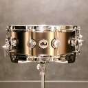 Collector's Satin Black Brass Snare Drum仕様は現行の BNB（Black Nickel over Brass）スネアと同じ 1mm のブラスシェルで、仕上げがマットブラックになっています。メタルスネアらしい明るさとキレを持ち、幅広いスタイルやジャンルにマッチします。ハードウェアには、プレスフープのオープンな鳴りを確保しながら鋭いアタックも得られる 3mm 厚の「True Hoop」、磁力によってスイッチを固定する「MAG Throw Off」、ワンタッチでスナッピーのテンションを 3 段階調整できる「3P Butt Plate」を装備。また、従来のTrue-Pitch テンションロッドよりさらに目を細かくすることでより繊細なチューニングを可能にする「True Pitch 50」など、機能面にも DW 独自のアイデアが盛り込まれています。＜スペック＞サイズ：14×5.5シェル：1mm Brassフィニッシュ：Satin Black Finishフープ：True Hoop 10-holeストレイナー：MAG Throw Offバット：3P Butt Plateテンションボルト：True Pitch 50パーツカラー：Chrome付属品：ソフトケース※店頭にて展示、試打を解禁しております為、細かい傷や汚れ、打痕等が発生する場合がございます。予めご了承くださいませ。イケベカテゴリ_ドラム_スネア_dw_新品 JAN:4949748119963 登録日:2022/06/03 スネア スネアドラム