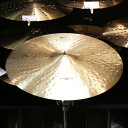 【K Constantinopleシンバルがガッツリ店頭に集結！創業400周年記念 Zildjian K Constantinople フェア！】Zildjian社創業400周年を記念して、ハイエンドモデルであるKコンスタンチノープル・シリーズ各種シンバルを一挙店頭にご用意いたしました！お好みのモデルをお選び頂ける貴重な機会です！是非お求めくださいませ！【Lookin Back Moving Forward 〜オールドサウンドの探求〜】K Constantinople蘇るクラシックKサウンド、その比類なき表現力。ワイルドグループ・レイジング、ランダム＆エキストラ・ハンマリングが生む深い響きはジルジャン・シークレット・アロイの芸術性の高さの証明。＜Medium Thin Ride High＞ミディアムシンウエイトでクラッシュ時の適度なたわみと音の広がりを持つ。スティック音はクリアー、ハイピッチ。サイズ：22ウェイト：Medium Thin※店頭で試奏解放しております為、若干の使用感がございます。予めご了承下さいませ。イケベカテゴリ_ドラム_シンバル_Zildjian_K Constantinople_新品 JAN:0642388188910 登録日:2023/06/25 シンバル ジルジャン Kコンスタンチノープル