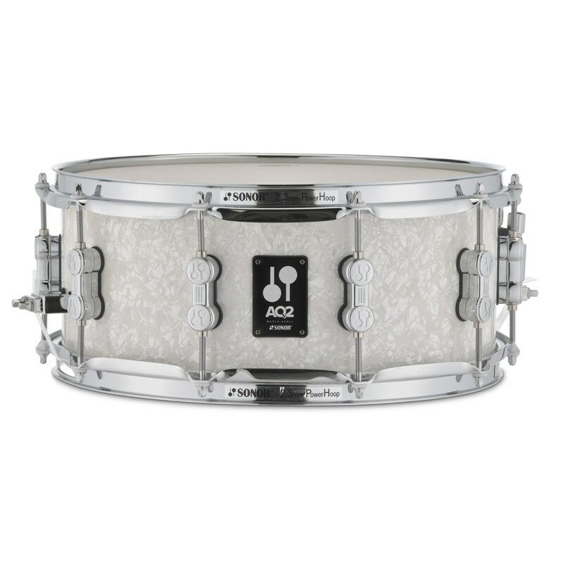 ☆AQ2 Series Maple Snare Drum ☆アウターとインナーに北米産メイプルを、芯材にアジア産のメイプルを使用したミドルクラスのドラムセットラインナップAQ2シリーズ。本来はセットパッケージに付属するスネアドラムの単品販売が開始となりました！！コストパフォーマンスに優れながらも、ミドルクラスとは思えないチューニングレンジとSONORサウンドを受け継いだ、しっかりした芯のあるサウンドを獲得。初心者にはもちろん、中級・上級のドラマーにも十分満足できるスペックのモデル。こちらは、カバリング・フィニッシュのモデルです。●チューンセーフ・システム内蔵ラグ装備●SONOR上級モデルと同じく、CLTF - テンション・フリー・シェル成形工法・採用●45°ベアリング・エッジ●APS：ハードウェア類（ラグ）とシェルを、ダイレクトに接触させないラバー・スーペーサー＜スペック＞シェル：カナディアンメイプル & アジアンメイプル 7プライシェル厚：5.8mmカラー：#WHP(ホワイト・パール・カバリングフィニッシュ)サイズ：14 x 6フープ：10テンション / 2.3mmパワーフープ※店頭にて展示、試打を解禁しております為、細かい傷や汚れ、打痕等が発生する場合がございます。予めご了承くださいませ。イケベカテゴリ_ドラム_スネア_SONOR_新品 JAN:4044661504985 登録日:2020/03/25 スネア スネアドラム ソナー ゾナー ゾノア