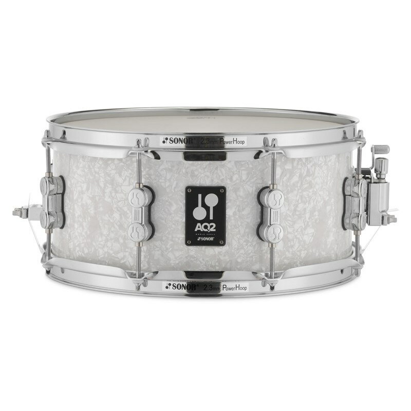 ☆AQ2 Series Maple Snare Drum ☆アウターとインナーに北米産メイプルを、芯材にアジア産のメイプルを使用したミドルクラスのドラムセットラインナップAQ2シリーズ。本来はセットパッケージに付属するスネアドラムの単品販売が開始となりました！！コストパフォーマンスに優れながらも、ミドルクラスとは思えないチューニングレンジとSONORサウンドを受け継いだ、しっかりした芯のあるサウンドを獲得。初心者にはもちろん、中級・上級のドラマーにも十分満足できるスペックのモデル。こちらは、カバリング・フィニッシュのモデルです。●チューンセーフ・システム内蔵ラグ装備●SONOR上級モデルと同じく、CLTF - テンション・フリー・シェル成形工法・採用●45°ベアリング・エッジ●APS：ハードウェア類（ラグ）とシェルを、ダイレクトに接触させないラバー・スーペーサー＜スペック＞シェル：カナディアンメイプル & アジアンメイプル 7プライシェル厚：5.8mmカラー：#WHP(ホワイト・パール・カバリングフィニッシュ)サイズ：13 x 6フープ：8テンション / 2.3mmパワーフープ※店頭にて展示、試打を解禁しております為、細かい傷や汚れ、打痕等が発生する場合がございます。予めご了承くださいませ。イケベカテゴリ_ドラム_スネア_SONOR_新品 JAN:4044661504930 登録日:2020/03/25 スネア スネアドラム ソナー ゾナー ゾノア