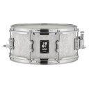 ☆AQ2 Series Maple Snare Drum ☆アウターとインナーに北米産メイプルを、芯材にアジア産のメイプルを使用したミドルクラスのドラムセットラインナップAQ2シリーズ。本来はセットパッケージに付属するスネアドラムの単品販売が開始となりました！！コストパフォーマンスに優れながらも、ミドルクラスとは思えないチューニングレンジとSONORサウンドを受け継いだ、しっかりした芯のあるサウンドを獲得。初心者にはもちろん、中級・上級のドラマーにも十分満足できるスペックのモデル。こちらは、カバリング・フィニッシュのモデルです。●チューンセーフ・システム内蔵ラグ装備●SONOR上級モデルと同じく、CLTF - テンション・フリー・シェル成形工法・採用●45°ベアリング・エッジ●APS：ハードウェア類（ラグ）とシェルを、ダイレクトに接触させないラバー・スーペーサー＜スペック＞シェル：カナディアンメイプル & アジアンメイプル 7プライシェル厚：5.8mmカラー：#WHP(ホワイト・パール・カバリングフィニッシュ)サイズ：13 x 6フープ：8テンション / 2.3mmパワーフープ※店頭にて展示、試打を解禁しております為、細かい傷や汚れ、打痕等が発生する場合がございます。予めご了承くださいませ。イケベカテゴリ_ドラム_スネア_SONOR_新品 JAN:4044661504930 登録日:2020/03/25 スネア スネアドラム ソナー ゾナー ゾノア