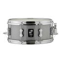 ☆AQ2 Series Maple Snare Drum ☆アウターとインナーに北米産メイプルを、芯材にアジア産のメイプルを使用したミドルクラスのドラムセットラインナップAQ2シリーズ。本来はセットパッケージに付属するスネアドラムの単品販売が開始となりました！！！コストパフォーマンスに優れながらも、ミドルクラスとは思えないチューニングレンジとSONORサウンドを受け継いだ、しっかりした芯のあるサウンドを獲得。初心者にはもちろん、中級・上級のドラマーにも十分満足できるスペックのモデル。こちらは、美しい色合いのラッカー・フィニッシュのモデルです。●チューンセーフ・システム内蔵ラグ装備●SONOR上級モデルと同じく、CLTF - テンション・フリー・シェル成形工法・採用●45°ベアリング・エッジ●APS：ハードウェア類（ラグ）とシェルを、ダイレクトに接触させないラバー・スーペーサー＜スペック＞シェル：カナディアンメイプル & アジアンメイプル 7プライシェル厚：5.8mmカラー：#TQZ (チタニウム・クオーツ・ラッカーフィニッシュ)サイズ：13 x 6フープ：8テンション / 2.3mmパワーフープ※店頭にて展示、試打を解禁しております為、細かい傷や汚れ、打痕等が発生する場合がございます。予めご了承くださいませ。イケベカテゴリ_ドラム_スネア_SONOR_新品 JAN:4044661504947 登録日:2020/03/25 スネア スネアドラム ソナー ゾナー ゾノア