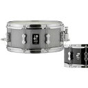 ☆AQ2 Series Maple Snare Drum ☆アウターとインナーに北米産メイプルを、芯材にアジア産のメイプルを使用したミドルクラスのドラムセットラインナップAQ2シリーズ。本来はセットパッケージに付属するスネアドラムの単品販売が開始となりました！！コストパフォーマンスに優れながらも、ミドルクラスとは思えないチューニングレンジとSONORサウンドを受け継いだ、しっかりした芯のあるサウンドを獲得。初心者にはもちろん、中級・上級のドラマーにも十分満足できるスペックのモデル。こちらは、美しい色合いのラッカー・フィニッシュのモデルです。●チューンセーフ・システム内蔵ラグ装備●SONOR上級モデルと同じく、CLTF - テンション・フリー・シェル成形工法・採用●45°ベアリング・エッジ●APS：ハードウェア類（ラグ）とシェルを、ダイレクトに接触させないラバー・スーペーサー＜スペック＞シェル：カナディアンメイプル & アジアンメイプル 7プライシェル厚：5.8mmカラー：#TSB (トランスペアレント・ステインブラック・ラッカーフィニッシュ)サイズ：13 x 6フープ：8テンション / 2.3mmパワーフープ※画像1はメインにチタニウム・クオーツ・ラッカーフィニッシュをサイズイメージとして、右下に一部表示されているカラーが本製品ページのフィニッシュイメージとなります。※画像2は14x6インチサイズのスネアドラム画像です。※店頭にて展示、試打を解禁しております為、細かい傷や汚れ、打痕等が発生する場合がございます。予めご了承くださいませ。イケベカテゴリ_ドラム_スネア_SONOR_新品 JAN:4044661504909 登録日:2020/03/25 スネア スネアドラム ソナー ゾナー ゾノア