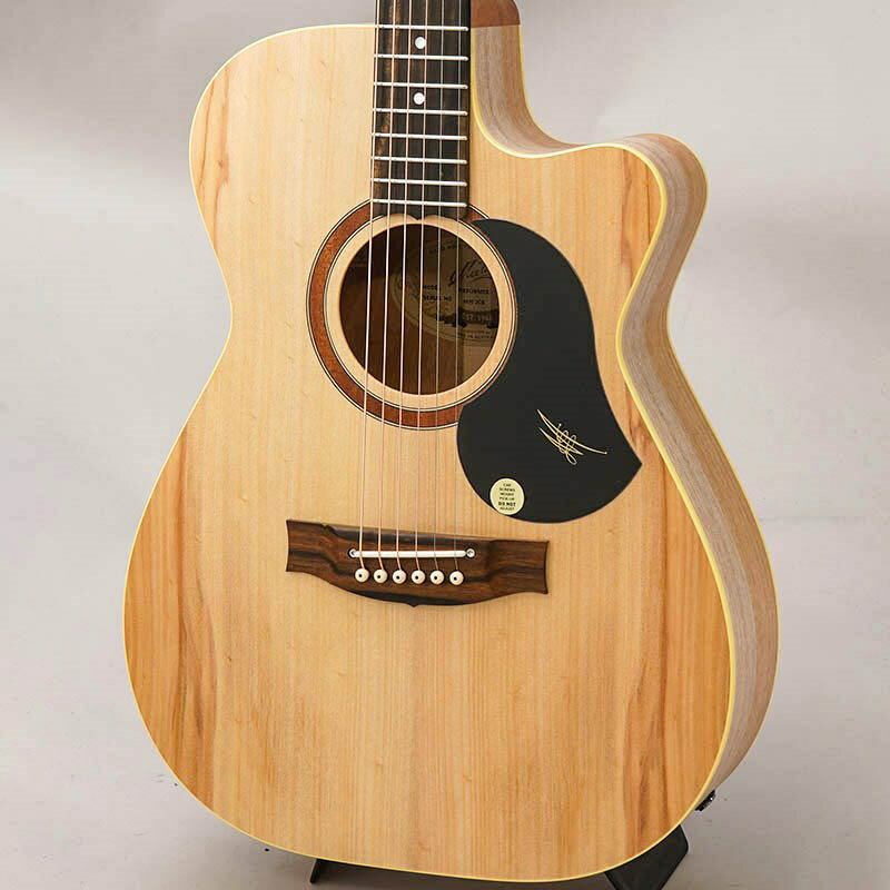 近年人気急上昇中！！オーストラリアの老舗ブランド「Maton Guitars」！！世界最高峰アコースティッギタープレイヤーと言われるTommy Emmanuelが長年愛用を続けるブランドとして有名なメイトン。本器「PERFORMER」は、メイトンの中で最も人気の高い808系の胴厚を薄く仕上げたスタイルを持つ人気シリーズです。同ブランドの中ではお手頃な価格帯となっており、非常にコストパフォーマンスの高いモデルとなっております。ウッドマテリアルにはオーストラリア製のギターらしく、ブンヤ材をトップにクイーンズランドメイプルのサイド＆バック、クイーンズランドメイプルネック、指板＆ブリッジはエボニーといった構成です。メイトンらしく少し乾いた癖の無いナチュラルなサウンドで、幅広いジャンルに対応します。薄胴ボディはステージ上での取り回しも抜群で、レスポンスの速さも際立つ仕様となります。絶妙なネックグリップとテンション感によって得られるプレイアビリティの良さは「まるで手に吸い付くような感覚」と表現され、ステージングでの大きなアドバンテージとなってくれる事でしょう！装飾系もシンプルでお手頃な価格帯ながらも、その高い演奏性やハイクオリティなピックアップシステムなど、メイトンらしさをしっかり持ったモデルとなっております。搭載されているピックアップシステムは、メイトンオリジナルのアンダーサドルピエゾとコンデンサーマイクをブレンド出来るデュアルシステム「AP5 Pro」！！アンダーサドルピエゾには「パラスティックタイプ」と言われる、各弦に対し独立したポールピースを持つピエゾピックアップが採用されております。それぞれの弦振動をダイレクトにキャッチ出来ますので、ピエゾピックアップのみでも分離感がありナチュラル、且つパワーのある出力を得る事が出来ます。この高性能なピエゾピックアップに対しコンデンサーマイクをブレンドする事によって、アコギ本来の生々しい空気感を持たせ、「迫力とエアー感」を両立させた素晴らしいラインサウンドを実現しております。このコンデンサーマイクはグースネックで動かせる仕様となっており、狙ったサウンドやハウリングポイントによって微調整出来る点も大変嬉しいポイントです。また、コンデンサーマイクの弱点であるハウリング対策として低域にフィルターを掛けておりますので、バンドの大音量の中でもハウリングが起こりづらく、快適にお使い頂く事が可能です。プリアンプ部分では、ピエゾとマイクそれぞれのボリュームと全体の音量を決めるマスターボリューム、3バンドEQをコントロールする事が出来ます。この唯一無二の高性能システムは、ソロ・バンドスタイル問わず、多くのアーティストから絶大な信頼と評価を得ております。プレイアビリティ・ラインサウンド・生鳴りの良さ...　ここまで三拍子揃ったハイクオリティなギターを作るブランドは中々ございません！！自宅の練習からステージ上まで...　あなたの頼もしい相棒となってくれる事でしょう。是非この機会にお求めくださいませ！！-SPEC-Top: Solid Bunya PineSide & Back: Solid Queensland MapleNeck: Solid Queensland MapleFingerBoard: Streaky Ebony w/6mm Pearl dotsBridge: Streaky EbonyNeck Width at Nut: 44.1mmScale Length: 647.7mm (25.5)Tuning Machine: Chrome Grover RotomaticPickUp: AP5-ProFinish: Satinハードケース付属イケベカテゴリ_アコースティック／エレアコギター_エレクトリックアコースティックギター_MATON_新品 JAN:4582349874086 登録日:2024/03/15 エレアコ メイトン