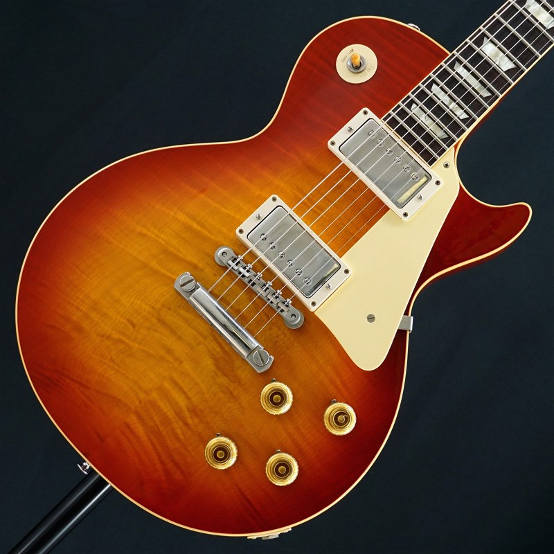 圧巻のワイドフレイムが輝きを放つ1本！2023年製1959 Les Paulの美品中古が入荷！エレキギター史に燦然と輝く1959 Les Paul Standard Model。数々のミュージシャンを虜にした圧倒的な存在感を放つサウンド、そして艶かしく弾き手を魅了する美しいボディラインは現代に於いても全てのロックギタリスト憧れのアイコンと言えるでしょう。1951年発売以来のゴールドトップ期を経て1958年にサンバーストフィニッシュを採用し、1960年までの僅かな期間にその姿で製作された「Les Paul Standard」。その中でも代表的年度として一際の人気を誇る「1959」モデルは常に羨望の眼差しを集める偉大な存在として君臨し続けております。そんな「1959」モデルを現在のGibson Custom Shopの技術の粋を結集し製作した一本です。究極のリイシューモデルとして2015年に登場したTrue Historicスペックを大部分で踏襲した2018年仕様をベースに、細部に亘りさらなる拘りを持って製作された2019年の60th Anniversaryモデルと同等スペックの最新入荷品です！60th Anniversaryモデルの発売時には、ギターのまさに「顔」とも呼ぶべきヘッドの「Les Paul MODEL」シルクスクリーンの色合いの見直しの他、Gibsonロゴデザインもよりオリジナルに近いデザインにリファイン。インレイは指板ポジションマークも含め、着色によるものではなく元々色合いの濃いセルロース素材を使用することで一層雰囲気を高めています。基本的なスペックは最新のHistoric Specを採用。アンポッテッドのCustombucker Alnico IIIピックアップやアップデートされたアッセンブリ、True Historicパーツが引き続き装備されております。ピッキングに鋭く追従する鋭敏なレスポンスは、ギターをアンプにプラグインしたその刹那からプレイヤーを魔法の様にレスポールトーンの虜にしてしまいます！トーンを絞った際の音抜け感の良さは勿論のこと、ヴォリュームを絞っても程良くブライトさがキープされるコントローラブルなアッセンブリーは現代的な使用方法とも素晴らしい相性を見せてくれるでしょう！！当個体状態と致しましては、全体的に細かい擦り傷や弾き傷、パーツのくすみや錆は御座いますが、美観を損ねるような打痕や深い傷は無い美品中古となっております。勿論電装系や演奏面も問題無く、フレットも凹み無く8割程度残っておりますのでガンガンお使い頂ける1本としてお迎え頂けます。中々お目にかかれない美しいワイドフレイムに黒々とした指板が特徴的な1本。是非お見逃しの無い様！Weight≒3.94kgBody Wood : Hand Selected 2-Piece Figured Maple Top & 1-Piece Lightweight MahoganyNeck : Solid Mahogany with Long Neck Tenon / 50s Rounded Medium C ShapeFingerboard : Indian RosewoodFrets : Historic Medium-Jumbo 22FretsPickups : Custombucker Alnico III (Unpotted)Controls : 2 volume 、2 tone 、3-way switchBridge / Tailpiece : ABR-1 non wire / Lightweight Tailpiece w/Long StudTuners : Kluson Single Line， Single RingHard ware color : Nickelハードケース付属イケベカテゴリ_ギター_エレキギター_Gibson_Les Paul Models_ユーズド JAN:2500010055055 登録日:2024/02/16 エレキギター ギブソン レスポール