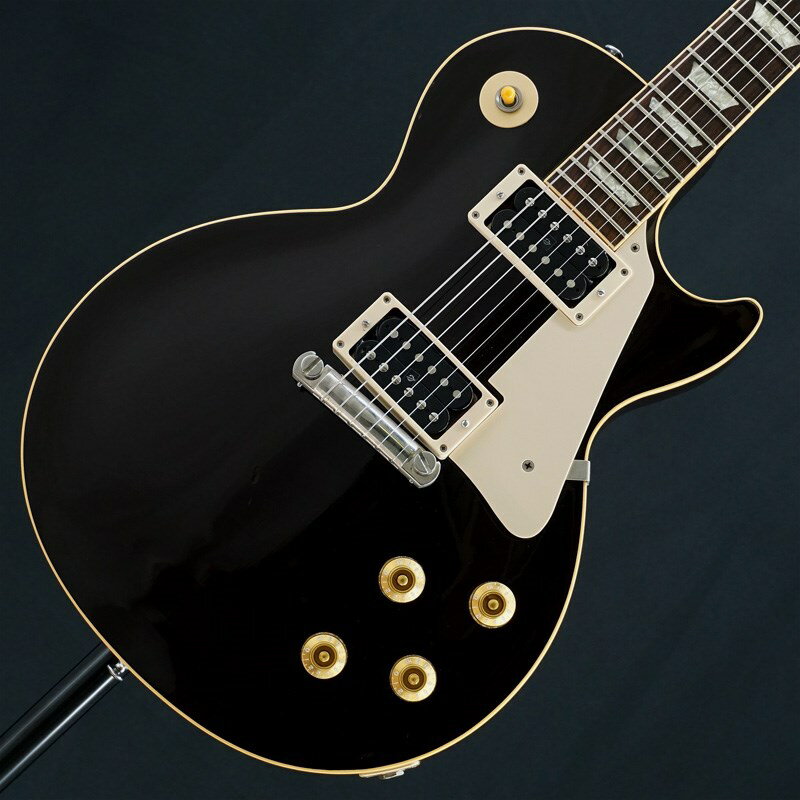 1998年製2H仕様の1954 Les Paul Model！ネック折れ修理有りの為お買い得な中古品が入荷！1954スタイルのラップアラウンドブリッジならではの独特のテンション感が織り成す、軽快でありながらスムースなサウンドを、P-90ではなく敢えてハムバッカーのパワフルなピックアップで出力する事で、新たなサウンドの境地を手に入れました！音に深い拘りを見せる本格派のプロフェショナルなミュージシャンの方々の機材群の中に、本機でも採用した2ハムバッカー、ラップアラウンドブリッジのLes Paulが組み込まれているケースが意外なほど多い点に着目したモデル。一見するとこのスタイルとしては有名なJB Oxbloodを髣髴とさせるギターではありますが、Schaller M6ペグを採用したファン垂涎の個体となっております。ソリッドでスタイリッシュなルックスと、ラップアラウンドブリッジならではのダイレクトなヴァイブレーションとウッディーな鳴り、ハムバッカーの最大の武器となるローノイズ&ファットトーンが絡み合い唯一無二のレスポールサウンドが弾き出されます！当個体状態と致しましては、ボディトップの打痕、ヘッド裏に見える補強、ネック折れの修正跡、ヘッドべニアの修正跡、リアピックアップ位置の調整穴等御座いますが、電装系や演奏面も問題無く、フレットも凹み無く7割程度残っておりますのでガンガンお使い頂ける1本としてお迎え頂けます。惚れ惚れする様な妖艶なルックスに甘く太いトーン。どこを切り取っても1級品です。是非お見逃しの無い様！Weight≒4.38kgTop Wood : Carved Plain Maple / Single-ply Cream BindingBack Wood : Solid MahoganyNeck : 1-Piece Mahogany / 1954 Les Paul RoundFingerboard : 22frets / Rosewood / Vintage trapezoid Inlays / Single-ply Cream BindingScale length : 24 3/4Nut width : 1 11/16Pickups: '57 Classic （R） & （T）Controls : 2 Volume 、2 Tone 、3-Way SwitchBridge : Wraparound Bridge/TailpieceTuners : Schaller M6ハードケース付属イケベカテゴリ_ギター_エレキギター_Gibson_Les Paul Models_ユーズド JAN:2500010135979 登録日:2024/02/16 エレキギター ギブソン レスポール