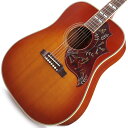 Murphy Lab Collectionより待望のアコースティックギターが登場！！長いアコースティックギターの歴史で老舗と呼ばれるメーカーの一つ「Gibson」。アコースティックギター界に多くの定番モデルを生み出しております。ギブソン・アコースティックのモデルのHummingbirdは、世界中の多くのプロ・アマ問わず長く愛されてきた名器で、ギブソン・アコースティックギターの中の代表的なモデルの1つです。1960年にギブソンから初のスクエア・ショルダーとしてリリースされたハミングバードは、正に新時代の音楽へ向かう黎明期におけるデビューでした。そして瞬く間に、当時の音楽シーンを主導するミュージシャン達に愛用され、今日にいたります。こちらの1960 Hummingbird Heritage Cherry Sunburst Light Agedは熟練のモンタナ工場ルシアー達によって開発が行われ、拘り抜かれて誕生したモデルです。ギブソン・カスタムショップの マーフィー・ラボ が独自に開発したラッカーを施したサーマリー・エイジド・トップは、アコースティックギターの響きとトーンを向上させ、更にマーフィー・ラボのライト・エイジング処理を施すことで、全体的なエッジが柔らかくなり、ヴィンテージギターの弾き込まれたかのようなルックスと弾き心地を生み出しております。当時のアイコン的ステータスにあったミュージシャンのルックスや演奏を思い起こさせる雰囲気を演出しております。楽器の鳴りを最大限に引き出すためにニカワで接着されたボディ・トップ・ブレーシング、更にはボーンナットとボーンサドルといった拘り抜かれた仕様で確かな鳴りとレスポンスを実現しております。非常にストレートで力強い鳴りながらハミングバード特有の切れのあるサウンドが致します。サスティーンの倍音感や余韻も素晴らしく、いつまでも弾いていたくなるモデルです。ルックスにおいてもマーフィー・ラボの熟練ルシアー達によるライトエイジド仕上げが施されています。細かなウェザーチェックは正にヴィンテージモデルの様な入り方をしており、ピックガードくすみ具合等のハードウェアのエイジドも施されております。数十年にわたりギタリスト達に演奏され続けてきたヴィンテージギターの風合い。ギブソン黄金期のオリジナル・モデルならではの個性、雰囲気、フィーリングが感じられる仕上がりと風格を兼ね揃えております。ギブソン・アコースティックの歴史と思い、そしてルシアーのこだわりがこめられた逸品です。Body Styles：Square ShoulderBody Shape：HummingbirdBody Material：MahoganyTop：Thermally Aged Sitka SpruceBack：MahoganyBracing：Traditional Hand Scalloped X-bracingBinding：Multi-ply Top， Multi-ply Back， Single-ply FretboardBody Finish：Murphy Lab Aged Nitrocellulose LacquerNeck Profile：RoundedScale Length：628.65 mm / 24.75 inFingerboard Material：RosewoodFingerboard Radius：304.8 mm / 12 inFret Count：20Frets：StandardNut Material：BoneNut Width：43.81 mm / 1.724 inInlays：Mother of Pearl ParallelogramsJoint：Compound Dovetail Neck to Body JointBridge：Rosewood; Traditional Belly-upSaddle Material：BoneTuning Machines：Gotoh with Keystone ButtonsPickguard：Murphy Lab Casted HummingbirdTruss Rod Cover：2-ply Bell; BlackBridge Pins：Bone純正ハードケース付属イケベカテゴリ_アコースティック／エレアコギター_アコースティックギター_Gibson_Square Shoulder_新品 JAN:4580568432339 登録日:2023/10/26 アコースティックギター アコギ ギブソン ぎぶそん