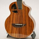 2009年にAdwin Lai (アドウィン・ライ)が創設したL.Luthier (エル・ルシアー)は、「決して完璧ではなく、常により良いギター」を作り続けるという理念の元、厳しい品質管理基準を設けた製造環境にてギターを製作し、全モデルにおいて高いクオリティを実現するマレーシアのブランドです。伝統的技術と現代的な要素を併せた個性溢れるデザインが特徴的ですが、その構造は見た目のユニークさのみならず、ボディ・サイズが小さなモデルでも十分な音量とクリアな音質を出力できる設計となっております。L.Luthierは、多くのプレイヤーとリスナーに、質の高い楽器で音楽を楽しんで欲しいという創業者 Adwinの思いが反映された、手に取りやすく扱いやすいユーザーフレンドリーなブランドです。〜L.Luthier Le Uke〜サイド・ポートを採用した個性的な美しいデザインを持つウクレレ【L.Luthier Le Uke】は、長い期間を経て生み出されたその独自設計による、生音でも十分な音量感と包み込まれるような響き (サラウンド効果)が特徴的です。The Beaming Soundholeと称されるこのサイド・ポートは、奏者へのモニタリング効果を生み、楽曲の世界観への没頭と、快適な演奏をサポートいたします。滑らかなカッタウェイにより演奏性も高く、ワンランク上のモデルや、お気軽に使えるウクレレをお探しの方にとてもおススメです。また、ピックアップ搭載モデルではPiezo / Micのレベル・コントロールを内蔵。環境に合わせて、音色の明るさや響きの深さを調整可能です。こちら「Le Light Koa」は、オール単板コアボディを持つコンサートエレウクとなります。コアボディならではの明るく華やかな王道ウクレレサウンドが特徴で、ソロスタイルから弾き語りまで幅広くお使い頂く事が出来ます。アンダーサドルピエゾとコンデンサーマイクをブレンド可能な2Way仕様のピックアップを搭載しておりますので、繊細なソロウクレレスタイルでも、素晴らしいラインサウンドが得られます。非常に個性的なルックスですが、サウンドや演奏性は抜群！！コストパフォーマンスに優れている点も魅力的です。是非ともお試し頂きたい逸品！！-SPEC-Body Size : Le Concert 23″Size : 23″ ConcertNumber of Fret : 22Top : Solid KoaBack & Side : Solid KoaNeck : MahoganyFretboard : EbonyBridge : RosewoodSaddle & Nut : BoneMachine Head : DERJUNG DJ326UAB-D6Strings : Savarez 150RNut Width : 37mmScale Length : 380mmBinding : Flamed MapleBody Finish : High GlossNeck Finish : Satin GlossPickup System : LU Active Pickupプレミアムギグバッグ付属イケベカテゴリ_ウクレレ_コンサート・ウクレレ_L.Luthier_新品 JAN:4525421214837 登録日:2023/09/04 エルルシアー ウクレレ