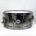 ＜Satin Black Over Brass Snare＞仕様は現行のBlack Nickel over Brassスネアと同じ1mmのブラスシェルで、仕上げがマットブラックになっています。メタルスネアらしい明るさとキレを持ち、幅広いスタイルやジャンルにマッチします。ハードウェアには、プレスフープのオープンな鳴りを確保しながら鋭いアタックも得られる 3mm厚の「True Hoop」、磁力によってスイッチを固定する「MAG Throw Off」、ワンタッチでスナッピーのテンションを 5段階調整できる「5P Butt Plate」を装備。また、従来のTrue-Pitch テンションロッドよりさらに目を細かくすることでより繊細なチューニングを可能にする「True Pitch 50」など、機能面にも DW 独自のアイデアが盛り込まれています。＜スペック＞サイズ：14×6.5シェル：1mm Brassフィニッシュ：Satin Black Finishフープ：True Hoop 10-holeストレイナー：MAG Throw Offバット：5P Butt Plateテンションボルト：True Pitch 50パーツカラー：Black Nickel付属品：ソフトケースイケベカテゴリ_ドラム_スネア_dw_新品 JAN:0647139601205 登録日:2024/03/03 スネア スネアドラム