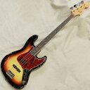 1960年の発売以来、Precision Bass（プレシジョンベース）と並びフェンダー社のベースの主力として、今もミュージックシーンに影響を与え続けている『Jazz Bass（ジャズベース）』。本家バリエーションモデルおよびリイシューモデルや、他社にてインスパイアモデルも数多く作られ、エレキベースのスタンダードモデルとして確固たる地位を築いております。今回入荷はパドルペグ／セルバインディング＆ドットポジション仕様。1965年後期にはジャズベースのネックサイドにセルバインディングが採用されます。そして同時期より1960年代後期頃まで、チューナーのつまみが楕円の形をした通称「パドルペグ（paddle＝カヌーなどで使われる櫂の意）」が採用されるようになります。ポジションマークは1966年後期からはそれまでのドットタイプからブロックタイプに変更となります。つまりこのパドルペグ／バウンドドット仕様は実質半年ほどのみの生産だったということで、ヴィンテージファンの間では非常にレアなアイテムであることが知られています。【ボディ】全体重量は約3.9kg。ボディ材はアルダー。下地にイエローを使用したこの時期独特の美しい3トーンサンバーストカラーに彩られます。ウェザーチェック、裏のベルトバックルによる塗装剥げやエルボーコンター付近の塗装剥げ、大小の打痕等使用感、パーツのくすみがみられ、かなり使い込まれた雰囲気の良いコンディションとなっております。金属カバー類は欠品です。【ネック】ネック材はメイプル、フィンガーボードはローズウッド。セルバインディング＆ドットポジションマークはこのモデルの最大の特徴と言えます。ヘッド表面のウェザーチェック、ヘッドまわりやネック裏の細かな打痕や使用感、デカールロゴのかすれ等がみられます。チューナーはパドルタイプで、ギヤ止めねじがそれぞれ交換済み、巻きの固さに若干のバラつきはあるもののしっかりと機能します。フレット／ナットは当店にて交換済みで、プレイアビリティはとても良好です。ヘッド厚16.2mm。ナット幅38.5mm。ジャズべ独特の幅狭のナットながらも、比較的しっかりとした握りのネックシェイプとなっております。19フレットポジションマークのパーロイドドットは交換済みです。【電装系】コントロールはおなじみの【ネック（フロント）ボリューム／ブリッジ（リア）ボリューム／マスタートーン】。ハンダを外した跡はみられるものの、ピックアップ含めコントロール系パーツは当時のコンディションをキープしております。ピッキングに対する素晴らしいレスポンスと、ハイミッドが厚くレンジ感の広いトーンはヴィンテージベースならではでしょう。付属ケース：ブラックトーレックスハードケース（一部補修箇所あり）Weight：≒3.9kgBody Material：Alder 2 pieceNeck Material／Scale Length：Maple 1 piece／863.0mm（34inch）Fingerboard／Fret Marker／Radius：Rosewood round laminate／Pearloid dot w/binding／184.15mm（7.25inch）Nut Width／Fret Size：38.5mm（replaced）／2.1mm（replaced）， 20 FretNeck Thickness（1F／7F／12F）：20.6mm／23.2mm／25.0mmCapacitor：Arco Electronics 1KVPickup：Fender Jazz Bass Gray Bobbin（6.2kΩ／5.2kΩ）※ピックアップの直流抵抗値はコントロール部を通した計測となります-------Heartman Vintage Guitarsは池部楽器店のヴィンテージ・ギター＆ベースの専門店です-------イケベカテゴリ_ベース_エレキベース_Fender USA_Others_ヴィンテージ JAN:2500030061845 登録日:2023/12/25 エレキベース フェンダー ふぇんだー フェンダーUSA FenderUSA