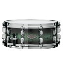 [Starclassic Performer Snare Drum]Starclassic Performer シリーズは、シェル材やハードウェアを時代のニーズに合わせて見直し、進化させたことで、 Starclassic のもつ「優れたシェル鳴り」はそのままに、お求めやすい価格を実現したスネアドラムです。バランスの取れたクリアでパンチのあるサウンドを奏でるメイプルバーチのハイブリッドシェルを採用。お求めやすい価格を実現しながらも、プロドラマーをも満足させるサウンドを目指した新しいシリーズのスネアドラムです。＜主な特徴＞●Shells (Maple/Birch)シェル材には、内側の 2ply にメイプルを、外側にバーチを組み合わせたハイブリッドシェルを採用。メイプル材の持つウォームで音抜けの良いシェル鳴りに、バーチ材のはっきりした音像とソリッドなアタックを加えることで、バランスの取れたクリアでパンチのあるサウンドを実現します。●Die-Cast Hoops高い剛性を持つ亜鉛ダイキャスト製フープが、ヘッドとフープの接触面を常に垂直に保ちシビアなチューニングにも敏感に対応します。基音のはっきりしたパワーのあるサウンドも大きな魅力。●MLS30A Strainerレバーを水平方向に回転させてON/OFFを切り替える機構を採用したストレイナーです。演奏中にスナッピーのテンションが緩みにくい構造であり、かつ不意にスイッチがOFFになってしまう事態を防ぎます。また、ストレイナー/バット共通してスナッピーコード/テープを固定するカバーがスライドする機構を採用。本体とカバーの間にコード/テープを通す、という作業から解放される画期的なシステムです。●EVANS Heads打面ヘッドには、耐久性と表現力に優れた EVANS G1 コーテッドヘッドを採用。オープンで明るく、倍音豊かなサウンドを得られます。＜スペック＞フィニッシュ：Molten Steel Blue Burst (MSL)サイズ：14×5.5シェル：6mm，4ply Birch + inner 2ply Mapleフープ / テンション数：Die-Cast Hoop / 10ラグ / ボルト：MSL-SCT / MS648SHPストレイナー / バット：MLS30A / MLS30Bスナッピー：MS20RL14C (Hi-carbon Steel / 20-strand)ドラムヘッド：EVANS G1 Coated / Resonant 300Made in China付属品：ソフトケース、チューニングキー※画像はイメージです。イケベカテゴリ_ドラム_スネア_TAMA_新品 JAN:4549763274472 登録日:2021/04/20 スネア スネアドラム タマ 星野楽器