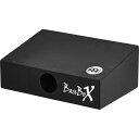 ☆バスドラム用カホン、「BASS BOX」入荷！☆パーカッションニストのほか、ギタリストやシンガーでも演奏中の音楽にリズムを加えたいときにBASSBOXが活躍します。パンチーな迫力のあるベースサウンドが得られ様々なセッティングに取り入れることができます。専用ビーター付きで、本体にはアルミレールを装着しており、どのバスドラムペダルでも使用可能です。 サイズ(W×H×D):17-1/2×6-3/4×11-3/4素材:バルティックバーチ 特徴:・パワフルなベースサウンド ・音飛び響きを考慮したサウンドポートデザイン ・通常のバスドラム用フットペダルで使用可能 ・専用L字ビーター付属 付属品:専用L字ビーター カラー:ブラック フィニッシュ:マット イケベカテゴリ_パーカッション_カホン_MEINL_新品 JAN:0840553084726 登録日:2016/08/05 カホン パーカッション マイネル