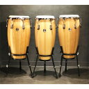 リーズナブルながらも本格的なクオリティの、SONOR Globalシリーズ・コンガ3点セットの展示特価品です。シェル材にはタイ・オークを使用。バッファロースキンの打面と相まって、温かみと十分な音量を両立しています。また、演奏時に手が痛くなりづらいカーブ形状のリムを採用。さらに、この価格で専用の三脚スタンドがそれぞれに付属しており、コストパフォーマンスは抜群！初めてのコンガにおすすめです。※展示に使用している為、多少の汚れ、細かなキズなどの使用感がございます。サイズ：キント11+コンガ11.75+トゥンバ12.5シェル：タイ・オーク胴/2プライヘッド：バッファロースキンクロームプレート・カーブド・リムフロア・ラバーリング付きシングルコンガスタンド x3付きカラー：NM（ナチュラル・マット）付属品：チューニングレンチ、専用スタンドx3イケベカテゴリ_パーカッション_コンガ_SONOR_アウトレット JAN:4044661314201 登録日:2023/04/20 コンガ パーカッション ソナー ゾナー ゾノア