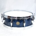 USA Snare Drums - Azure Blue Gloss骨太アタックとキレのあるキャラクターで、60年代よりシーンを牽引し続けるThat Great Gretsch Soundの代名詞！〜USA Custom Series〜Gretsch Drumsの基本となるのは、特有の「Silver Sealer」と呼ばれるインナーフィニッシュが施された、Gretsch Formulaと呼ばれる伝統的な6プライのメイプル/ガムシェルに、高精度で形成された30度のベアリングエッジ、そして頑丈なダイキャストフープです。3種類のアウターフィニッシュは、長年に渡り培ってきたHand-Rubbed Stain Finishの手法やニトロセルロースラッカーなど、伝統的な仕上げの技術を使用しており、またナイトロン仕上げはより一層の耐久性を誇る、業界でも最高水準のものです。＜スペック＞サイズ：14×5シェル：6プライ ノースアメリカンメイプル/ガム w/シルバーインテリアインナーフィニッシュフィニッシュ：Azure Blue Glossベアリングエッジ：30度エンブレム：USAラウンドバッジラグ：G-5472 Double Ended Lugフープ：ダイキャストフープ 8ホールストレイナー：G-5375&5379 ライトニングスローオフスネアワイヤー：20本ドラムヘッド：パーマトーンドラムヘッド by Remo付属：ソフトケース、チューニングキーイケベカテゴリ_ドラム_スネア_GRETSCH_新品 JAN:0647139332611 登録日:2023/03/19 スネア スネアドラム グレッチ