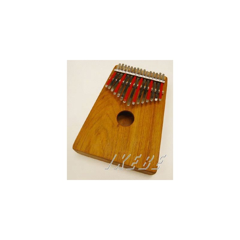 カリンバ〜MADE IN SOUTH AFRICA〜「カリンバ」はアフリカに古くから伝わる楽器を起源とし、HUGH TRACYによって近代音楽のスケールに合うよう改良されました。こちらのHUGH TRACY KALIMBAはアフリカ産の硬質な木材と鋼を材料とし、南アフリカの熟練者によって作られたまさに「オリジナル・カリンバ」です。ソフトで美しい音色と独特の響きをお楽しみ下さい。【ALTO 15 NOTE】各リード上には、1番から8番までの数字でキー（音階）が表示されています。こちらのモデルには底に2つのトーンホールがあり、音を出しながら中指でトーンホールを開けたり閉じたりするとヴィブラートが得られます。※画像はサンプルです。実際の商品とは、鍵盤の色・ボディの色味や木目等が異なる場合がございます。イケベカテゴリ_パーカッション_パーカッション／その他_HUGH TRACEY KALIMBA_新品 JAN:4582323101290 登録日:2009/09/29 パーカッション ヒュートレーシー ヒュートレイシー カリンバ
