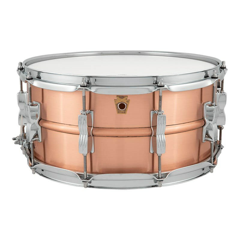 Acro Copper Snare Drum1964 年にスチューデントモデルとして発売され、50 年以上の長い期間を経てラディックサウンドを代表するプロフェッショナルモデルとして愛用されるようになったアクロライト。今回このデザインをベースに 2 種類の新素材を採用し、サウンドの幅をさらに広げるモデルが発売となりました。コパーモデルは、メタルシェルの中でもダークな音色を備えており、ウッドスネアのような温かみのあるトーン。14×6.5 サイズ、10 テンションのラグにより、安定したチューニングと軽快なサウンドが特徴です。＜スペック＞サイズ：14×6.5シェル：1mm Seamless Copperフィニッシュ：Brush Finishフープ：2.3mm Steel Triple Flange Hoopラグ：Twin Lugストレイナー：P88ACエンブレム：Keystone Badgeスナッピー：L1963 / '63 18-strand Snare Wireヘッド：Ludwig Weather Master Heavy Coated / Clear Snare Side付属品：ソフトケース、チューニングキーイケベカテゴリ_ドラム_スネア_Ludwig_新品 JAN:0641064995200 登録日:2021/06/07 スネア スネアドラム ラディック