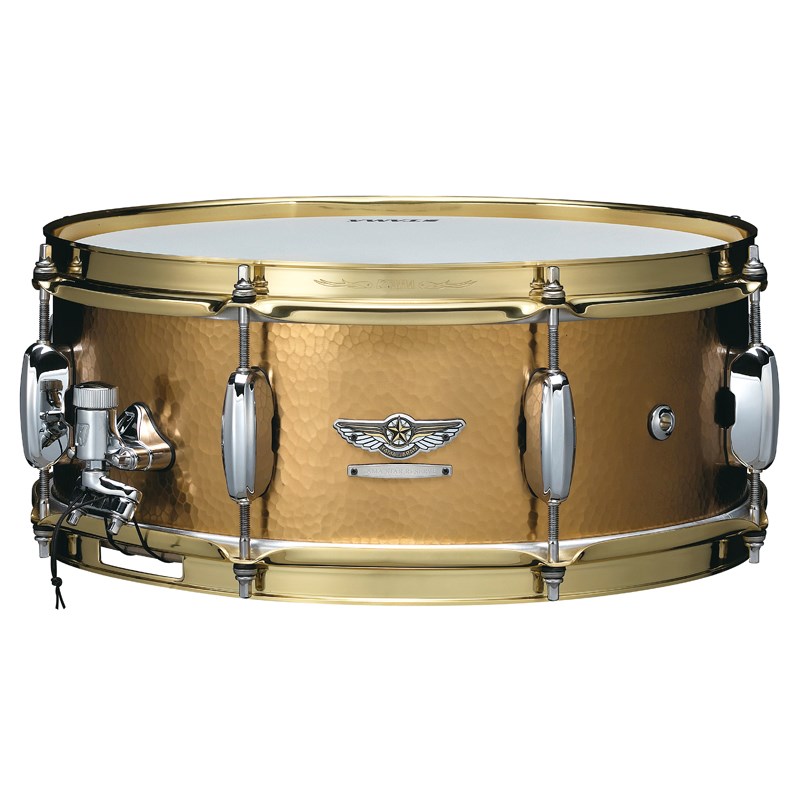 【STAR Reserve Snare Drum 14 × 5.5 Hand Hammered Brass TBRS1455H】「ドラマーに、今一度ドラムを演奏する楽しさを味わって欲しい。」そんな想いから生み出されたSTAR Drums のラインナップに、 2016年に加わったシリーズがSTAR Reserve スネアドラム。このシリーズが追求するのは、様々なスネアを知り尽くしたドラマーにさえも、新たなサウンドメイクや、既存の概念を打ち破るプレイスタイルに挑戦をしたくなるようなインスピレーションを与えることです。そのために今まで培ってきたTAMAの技術や知識、ノウハウを注ぎ込むのはもちろん、新たなスネアドラムの可能性を追求するために、 STAR Drumsというシリーズの枠組みにさえ捉われずに新たなパーツや他のシリーズのスペックを採用するなど、それぞれのモデルだけが実現できる唯一無二のサウンドを作りだす野心的なプロジェクト。それがSTAR Reserve Snare Drumです。TBRS1455Hは、STAR Reserveシリーズでは第6弾となるブラスシェルを採用したスネアドラム。5.5という少し浅めのサイズによりブラス特有の硬質で芯のあるハッキリとした音抜けを強調しながらも、ハンマリングによって生み出されるシェル内部の反響音が適度な甘さとハイトーンの響きをもたらし、ストレートでなおかつ高級感のある音像を実現しました。その鍵となるのが、熟練の日本人の金属加工職人の手による独特のハンマリング加工。異なるサイズのハンマーを使い分け、エッジ周辺をシェルの中央部に比べ少しだけ剛性を高めるという手法を用いることで、均一な機械のハンマリングでは生み出せない絶妙なバランスの残響音をシェルにもたらします。また、フープに採用した 2.3mm厚のブラス製フランジフープは、エッジ部分を少し削り落とすことで、フランジフープらしい音の広がりを持たせつつ、小気味好いアタックを強調。これらのコンビネーションによって、キレのある響きとバンドサウンドの中でも埋もれない精悍な音抜けを実現しました。観る人を惹き付けるゴージャスなルックスとバンドサウンドの中で埋もれない確かな存在感は、観客のみならずプレイヤー達をも虜にします。＜スペック＞品番：TBRS1455Hサイズ：14 × 5.5シェル：1.5mm Hand Hammered Brassラグ / テンションボルト：MSL90SC (ラグ) / MS666SHP (テンションボルト M6 × 66mm)フープ：Customized Brass Mighty Hoop (8 Hole) MSP14-8 (バターサイド) / MSP14S-8 (スネアサイド)ヘッド：REMO Coated Ambassador (打面) / REMO Snare Side (裏面)ストレイナー / バット：MLS50A / MLS50Bスナッピー：Super Sensitive Hi-Carbon Snappy Snare MS20RL14C (ハイカーボン ・スティール製 / 20本線 内面当たり)付属品：ソフトケース、チューニングキー (TDK10)イケベカテゴリ_ドラム_スネア_TAMA_新品 JAN:4549763201454 登録日:2020/01/11 スネア スネアドラム タマ 星野楽器