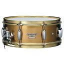 【STAR Reserve Snare Drum 14 × 5.5 Hand Hammered Brass TBRS1455H】「ドラマーに、今一度ドラムを演奏する楽しさを味わって欲しい。」そんな想いから生み出されたSTAR Drums のラインナップに、 2016年に加わったシリーズがSTAR Reserve スネアドラム。このシリーズが追求するのは、様々なスネアを知り尽くしたドラマーにさえも、新たなサウンドメイクや、既存の概念を打ち破るプレイスタイルに挑戦をしたくなるようなインスピレーションを与えることです。そのために今まで培ってきたTAMAの技術や知識、ノウハウを注ぎ込むのはもちろん、新たなスネアドラムの可能性を追求するために、 STAR Drumsというシリーズの枠組みにさえ捉われずに新たなパーツや他のシリーズのスペックを採用するなど、それぞれのモデルだけが実現できる唯一無二のサウンドを作りだす野心的なプロジェクト。それがSTAR Reserve Snare Drumです。TBRS1455Hは、STAR Reserveシリーズでは第6弾となるブラスシェルを採用したスネアドラム。5.5という少し浅めのサイズによりブラス特有の硬質で芯のあるハッキリとした音抜けを強調しながらも、ハンマリングによって生み出されるシェル内部の反響音が適度な甘さとハイトーンの響きをもたらし、ストレートでなおかつ高級感のある音像を実現しました。その鍵となるのが、熟練の日本人の金属加工職人の手による独特のハンマリング加工。異なるサイズのハンマーを使い分け、エッジ周辺をシェルの中央部に比べ少しだけ剛性を高めるという手法を用いることで、均一な機械のハンマリングでは生み出せない絶妙なバランスの残響音をシェルにもたらします。また、フープに採用した 2.3mm厚のブラス製フランジフープは、エッジ部分を少し削り落とすことで、フランジフープらしい音の広がりを持たせつつ、小気味好いアタックを強調。これらのコンビネーションによって、キレのある響きとバンドサウンドの中でも埋もれない精悍な音抜けを実現しました。観る人を惹き付けるゴージャスなルックスとバンドサウンドの中で埋もれない確かな存在感は、観客のみならずプレイヤー達をも虜にします。＜スペック＞品番：TBRS1455Hサイズ：14 × 5.5シェル：1.5mm Hand Hammered Brassラグ / テンションボルト：MSL90SC (ラグ) / MS666SHP (テンションボルト M6 × 66mm)フープ：Customized Brass Mighty Hoop (8 Hole) MSP14-8 (バターサイド) / MSP14S-8 (スネアサイド)ヘッド：REMO Coated Ambassador (打面) / REMO Snare Side (裏面)ストレイナー / バット：MLS50A / MLS50Bスナッピー：Super Sensitive Hi-Carbon Snappy Snare MS20RL14C (ハイカーボン ・スティール製 / 20本線 内面当たり)付属品：ソフトケース、チューニングキー (TDK10)イケベカテゴリ_ドラム_スネア_TAMA_新品 JAN:4549763201454 登録日:2020/01/11 スネア スネアドラム タマ 星野楽器