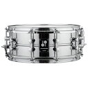 【SONOR KOMPRESSOR Series】新しいコンプレッサーシリーズのスネアドラムは、空気をピュアな音エネルギーに変え、一打目から息を呑むようなサウンドを奏でます。繊細なレスポンス、パワフルで特徴的なSONORサウンドはもちろん、幅広い素材とサイズバリエーションにより、様々な音楽スタイルに対応するポテンシャルを実現。まさに「真の主力製品」と呼ぶにふさわしい仕上がりとなりました。シェル径をわずかに小さく成形する OSM（Optimum Shell Measurements）機構 を採用したことによって、ヘッドからシェルへの振動伝達をよりナチュラルに。さらに過酷な状況下でもチューニングを安定させるため、すべてのスネアドラムでTuneSafeラグを装備しております。■共通仕様・SONOR チューンセーフ内蔵ダブルラグ（KS1408SDAのみシングルラグ）・OSM機構（Optimum Shell Measurement）・SONOR スタンダード・スローオフ・スティール20本線 スネアワイヤー・USA製REMOヘッド＜スペック＞・サイズ：14×5.75・シェル材：1mm厚 スティールシェル・フィニッシュ：クロームフィニッシュ・フープ：2.3mm厚 10テンション スティールパワーフープ※画像はイメージです。※スネアケースは付属いたしません。※店頭にて試打を解禁しております為、細かな傷や打痕などが発生する場合がございます。イケベカテゴリ_ドラム_スネア_SONOR_新品 JAN:4044661734719 登録日:2023/04/03 スネア スネアドラム ソナー ゾナー ゾノア