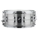 【SONOR KOMPRESSOR Series】新しいコンプレッサーシリーズのスネアドラムは、空気をピュアな音エネルギーに変え、一打目から息を呑むようなサウンドを奏でます。繊細なレスポンス、パワフルで特徴的なSONORサウンドはもちろん、幅広い素材とサイズバリエーションにより、様々な音楽スタイルに対応するポテンシャルを実現。まさに「真の主力製品」と呼ぶにふさわしい仕上がりとなりました。シェル径をわずかに小さく成形する OSM（Optimum Shell Measurements）機構 を採用したことによって、ヘッドからシェルへの振動伝達をよりナチュラルに。さらに過酷な状況下でもチューニングを安定させるため、すべてのスネアドラムでTuneSafeラグを装備しております。■共通仕様・SONOR チューンセーフ内蔵ダブルラグ（KS1408SDAのみシングルラグ）・OSM機構（Optimum Shell Measurement）・SONOR スタンダード・スローオフ・スティール20本線 スネアワイヤー・USA製REMOヘッド＜スペック＞・サイズ：14×6.5・シェル材：2mmアルミシェル・フィニッシュ：研磨アルミニウムフィニッシュ・フープ：2.3mm厚 10テンション スティールパワーフープ※画像はイメージです。※スネアケースは付属いたしません。※店頭にて試打を解禁しております為、細かな傷や打痕などが発生する場合がございます。イケベカテゴリ_ドラム_スネア_SONOR_新品 JAN:4044661735068 登録日:2023/04/03 スネア スネアドラム ソナー ゾナー ゾノア