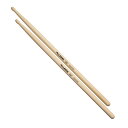 ＜LERNI DRUM STICK（レルニ・ドラム・スティック）＞厳選された良質な木材を使い、加工から仕上げまでの全工程を日本国内の工場で制作しているスティックです。熟練した職人の技術によって1本1本精巧に加工され、最終工程まで厳しい目によって選ばれたものが製品として出荷されます。それぞれのモデルは設計段階において、さまざまなプロドラマーの意見を反映させて作られていて、バランスだけではなくサウンド面でも高いクオリティーを追及しています。＜HICKORY TEXTURE SERIES（ヒッコリー・テクスチャーシリーズ）＞テクスチャーシリーズは、無垢のスティック表面をサンドペーパーで仕上げしたシリーズです。手に汗をかいてもスティック表面から吸収効果もあり、演奏中でもしっかりグリップすることができます。スタンダードシリーズの中でも、代表的で扱いやすいモデル数機種と同じ形状のスティックがラインナップされています。＜S-140SW＞テーパーも少し長めでオープンなサウンドが得られます。チップの角度によってニュアンスを変化させることができます。＜スペック＞品番：S-140SWサイズ：14mm×406mm材質：U.S.A HICKORYチップ：WOOD TIPフィニッシュ：TEXTURE FINISHイケベカテゴリ_ドラム_スティック_LERNI_新品 JAN:4949748099173 登録日:2015/12/05 スティック ドラムスティック レルニ